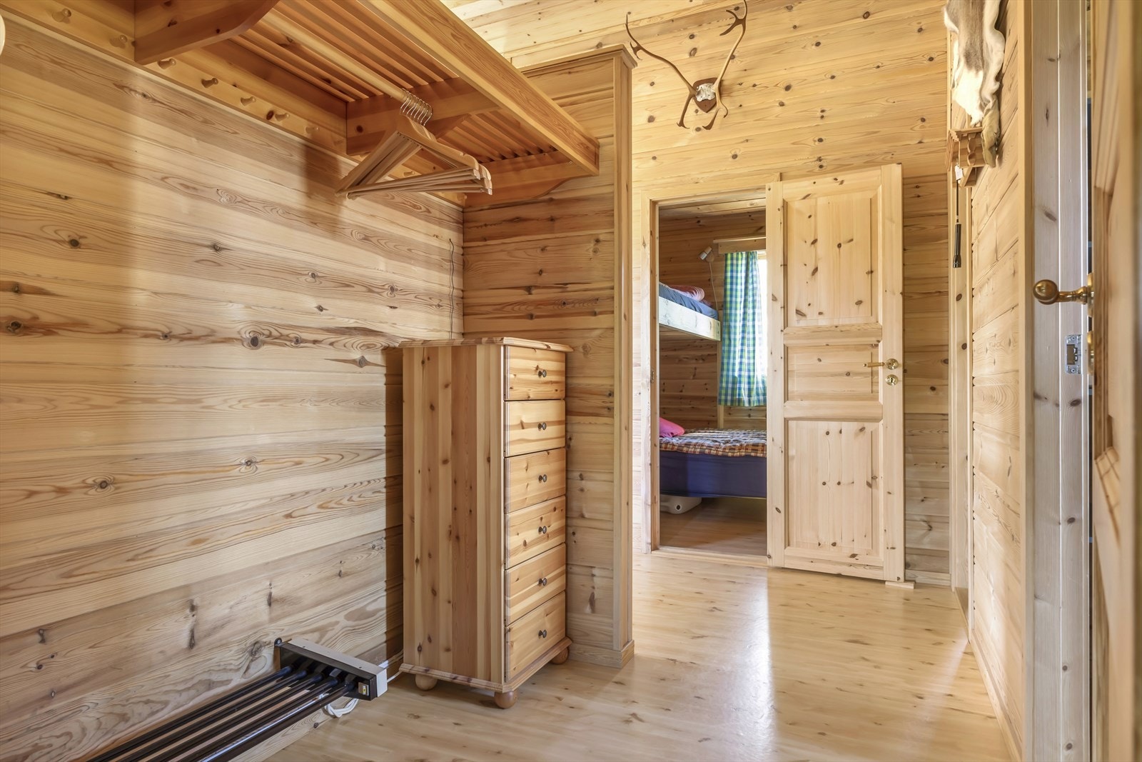 - I gangen har du god plass til å sette fra deg sko og henge fra deg yttertøy - Galleribilde