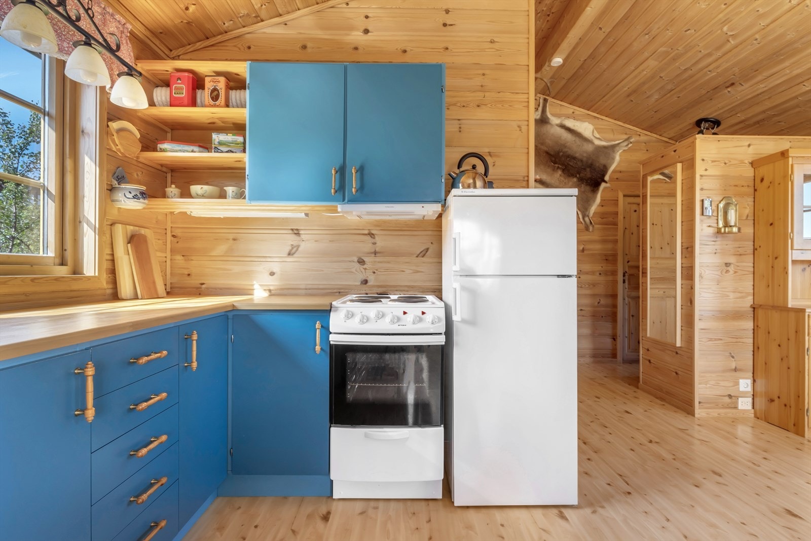 - Kjøkkenet har kjøkkeninnredning med slette fronter og benkeplate av heltre - Galleribilde