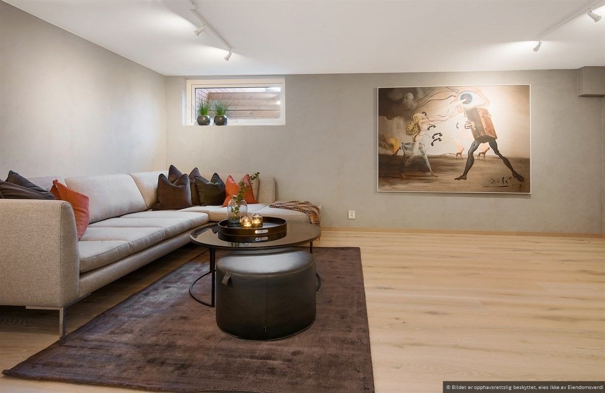 Romslig kjellerstue med gulvvarme og mulighet for å sette opp peis Galleribilde