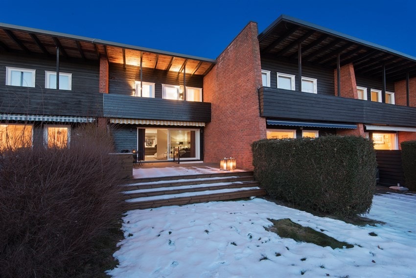 Øvre del av terrassen flukter med stuegulvet, og går ned til ett lavere nivå som flukter med gressplen. Galleribilde