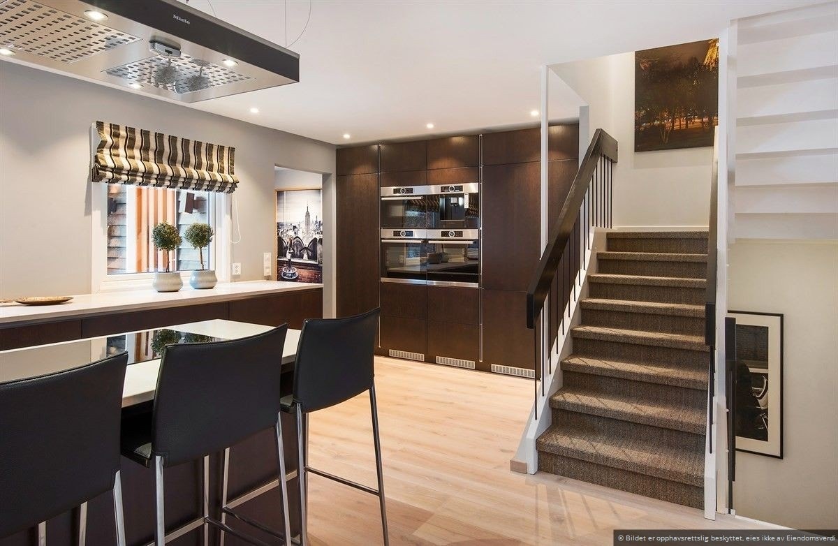 Ny romløsning med plassbygget kjøkken Galleribilde