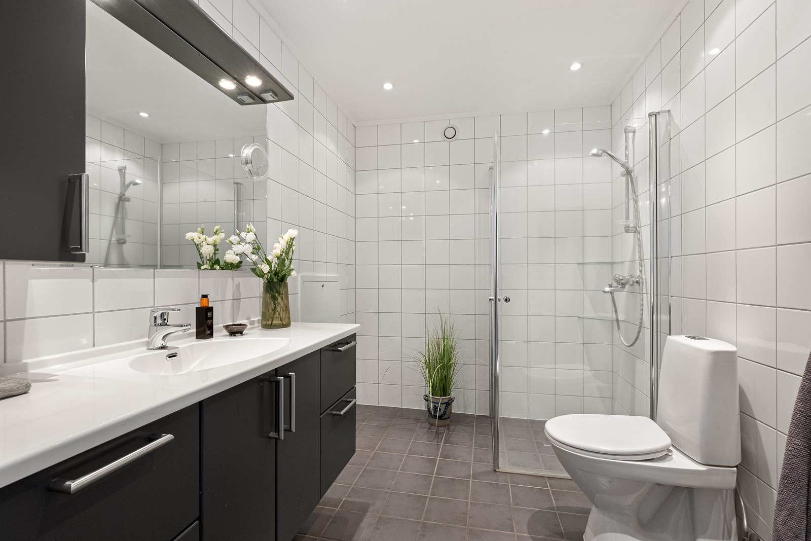 Bad/wc med flislagte overflater og varme i gulv. Ligger tilknyttet boligens tre soverom. Galleribilde