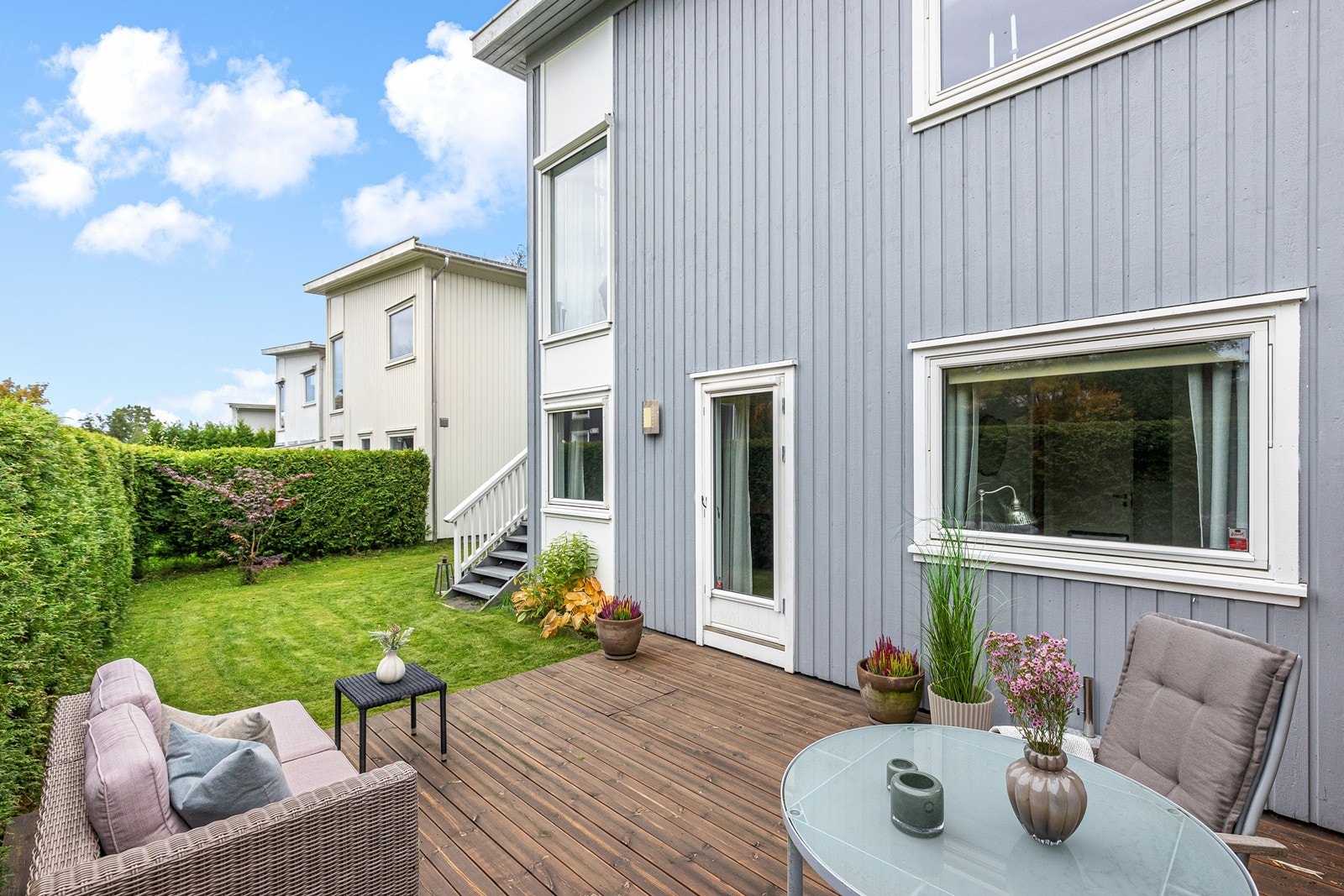 Skjermet hage med flere uteplasser. Galleribilde