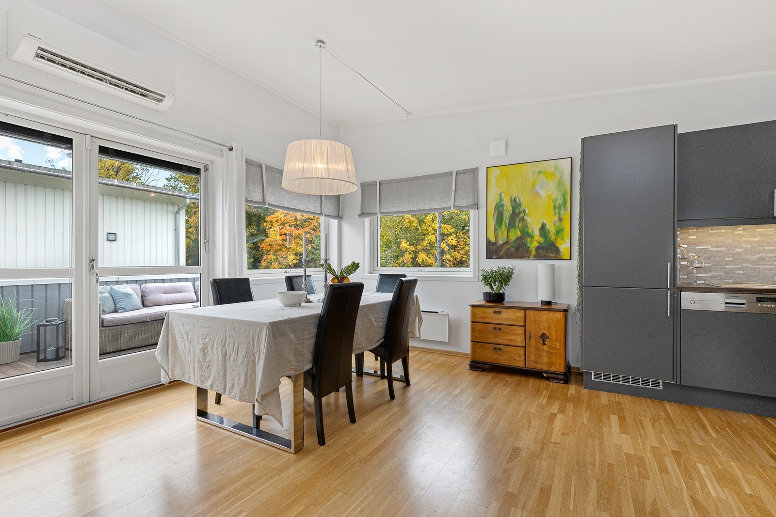 Lys og luftig spisestue med plass til å dekke langbord. Galleribilde