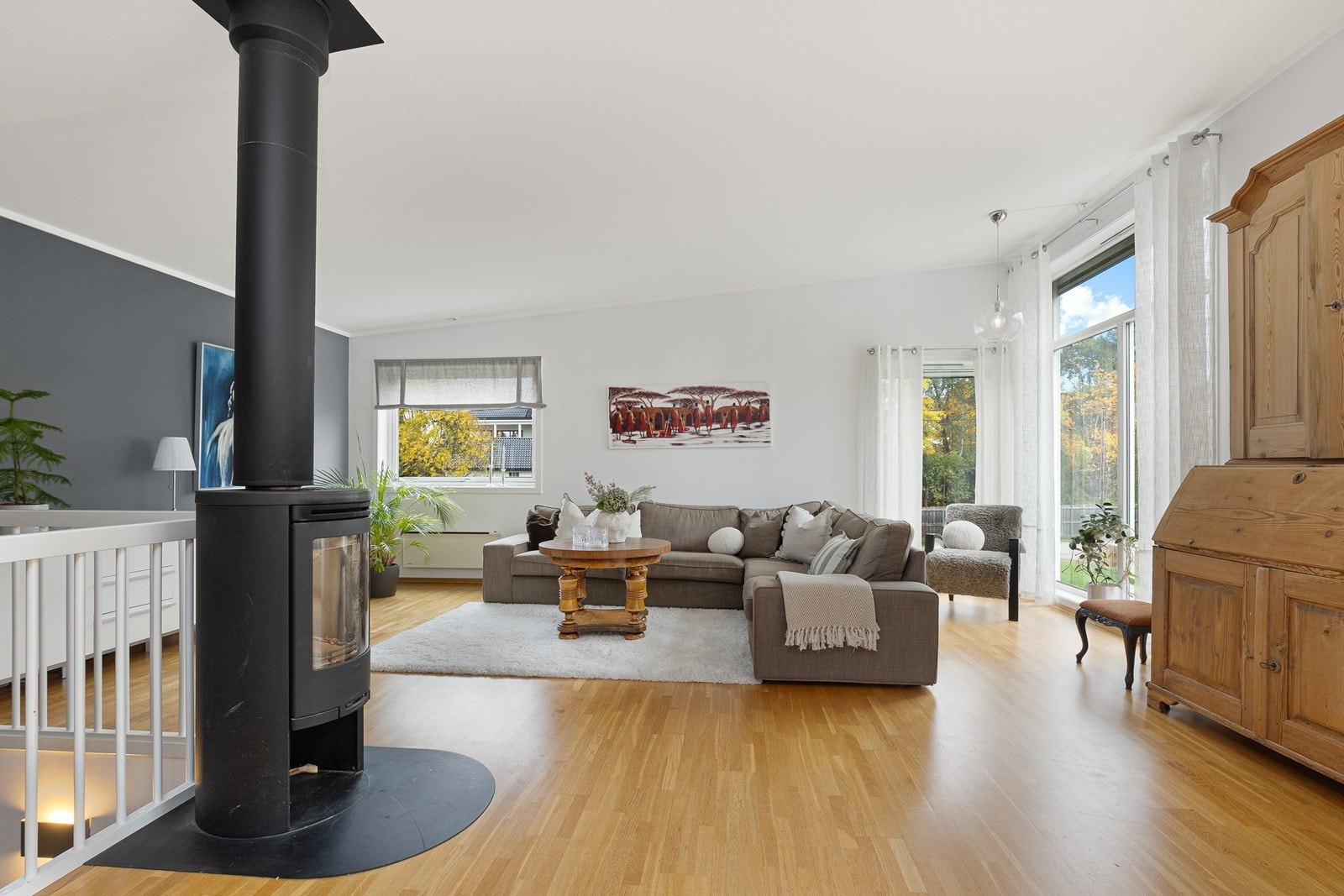 Lys og luftig stue med ekstra takhøyde. Galleribilde