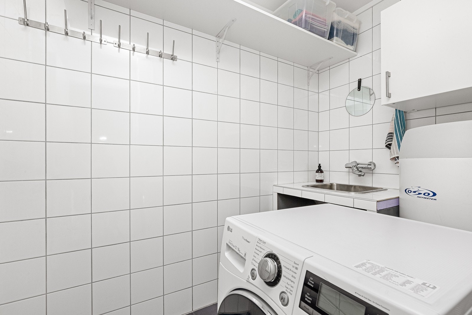 Teknisk rom/bod i bruk som vaskerom, praktisk plassert med adkosmt fra entreen. Flislagte flater og gulvvarme. Galleribilde