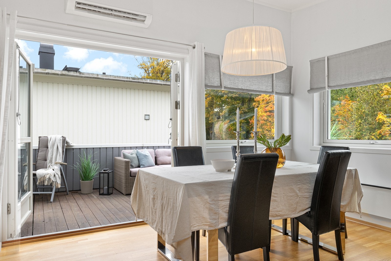 Dobbel dør fra spisestuen til terrassen. Galleribilde