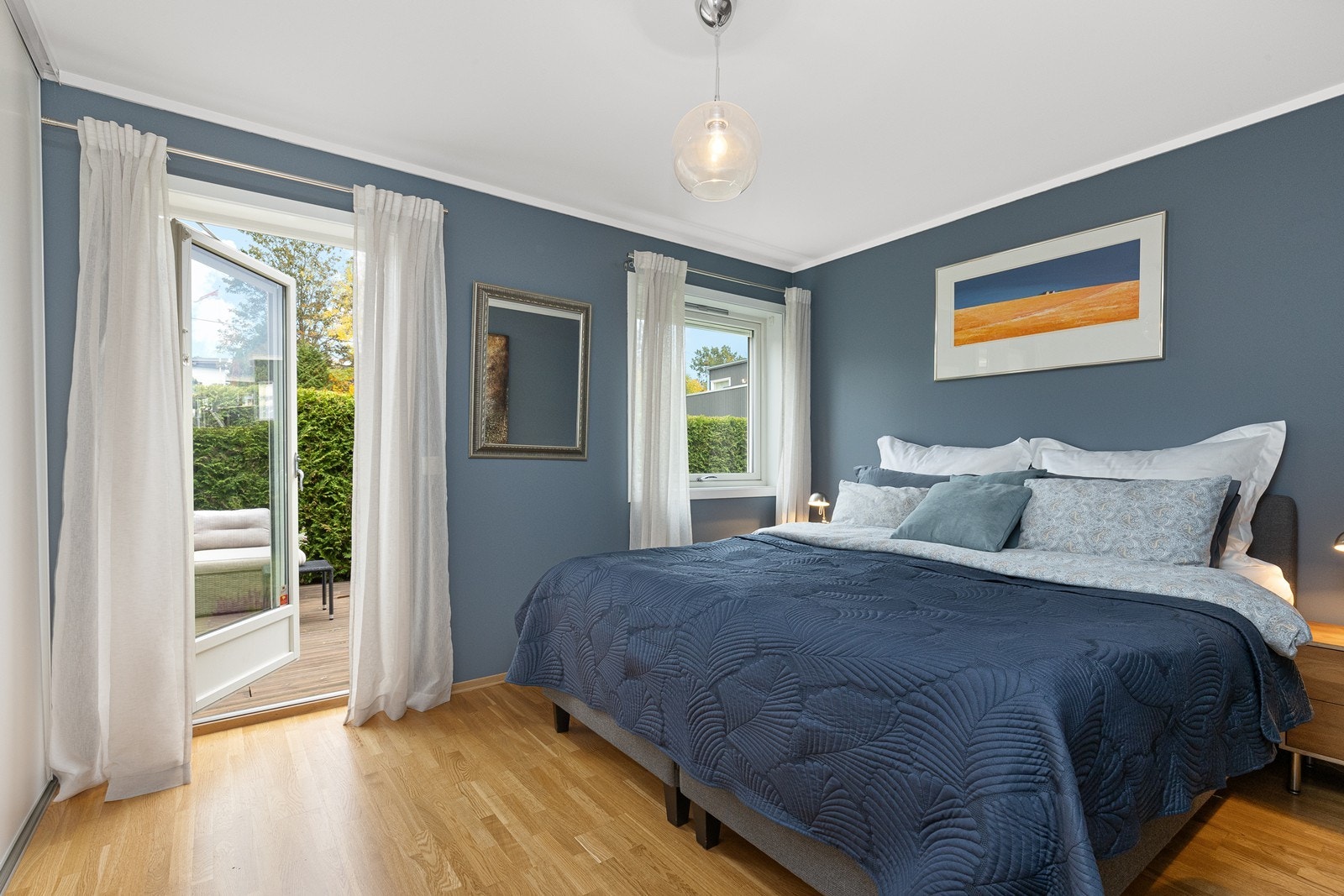 Hovedsoverom med skyvedørsgarderobe og utgang til terrasse og hage. Galleribilde