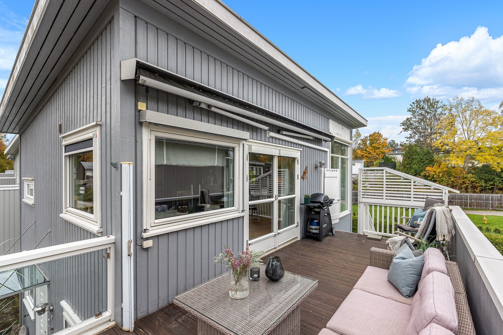 Praktisk og innholdsrik enebolig med god planløsning og fine uterom. Galleribilde