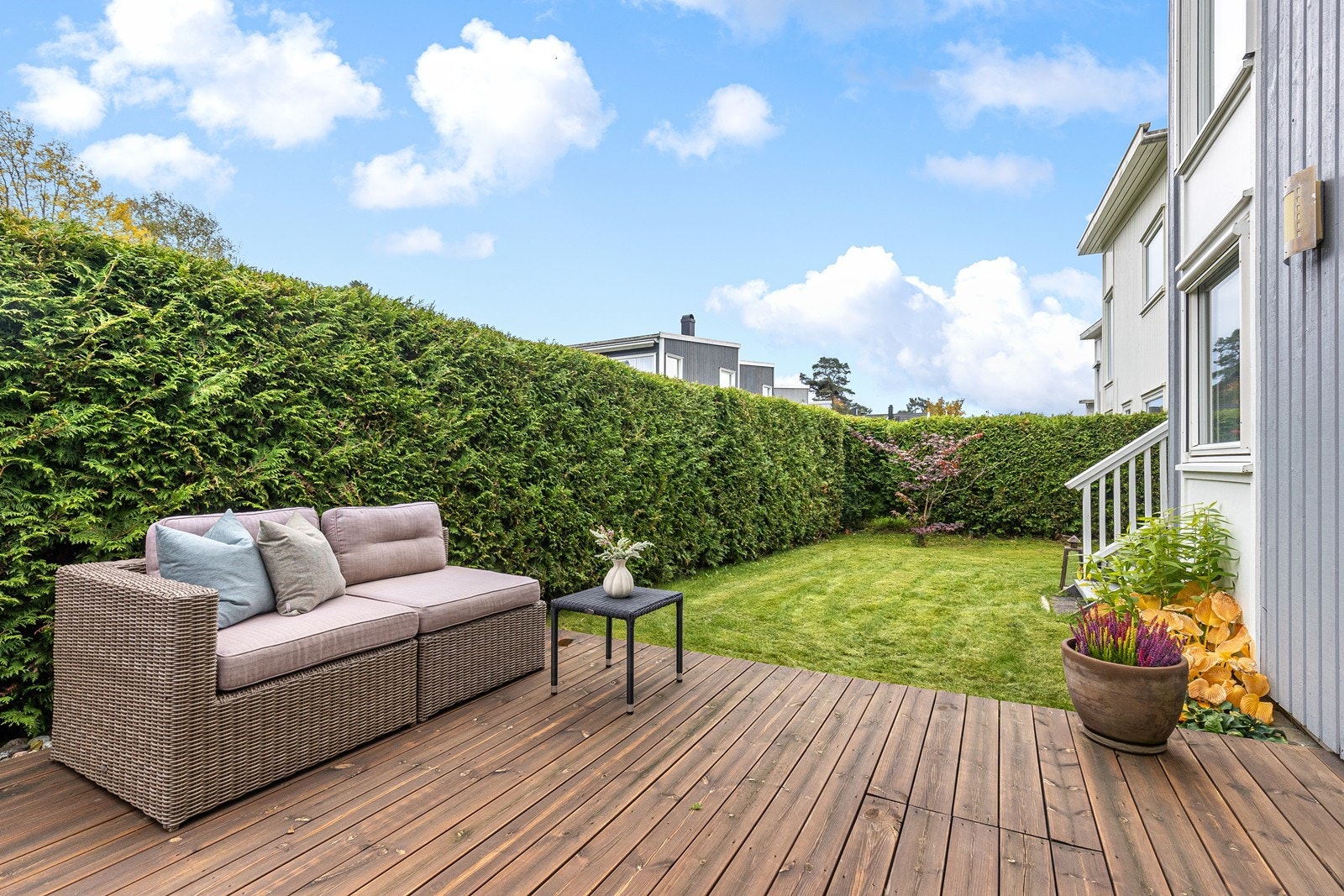Skjermet beplantning rundt hage og terrasse. Galleribilde
