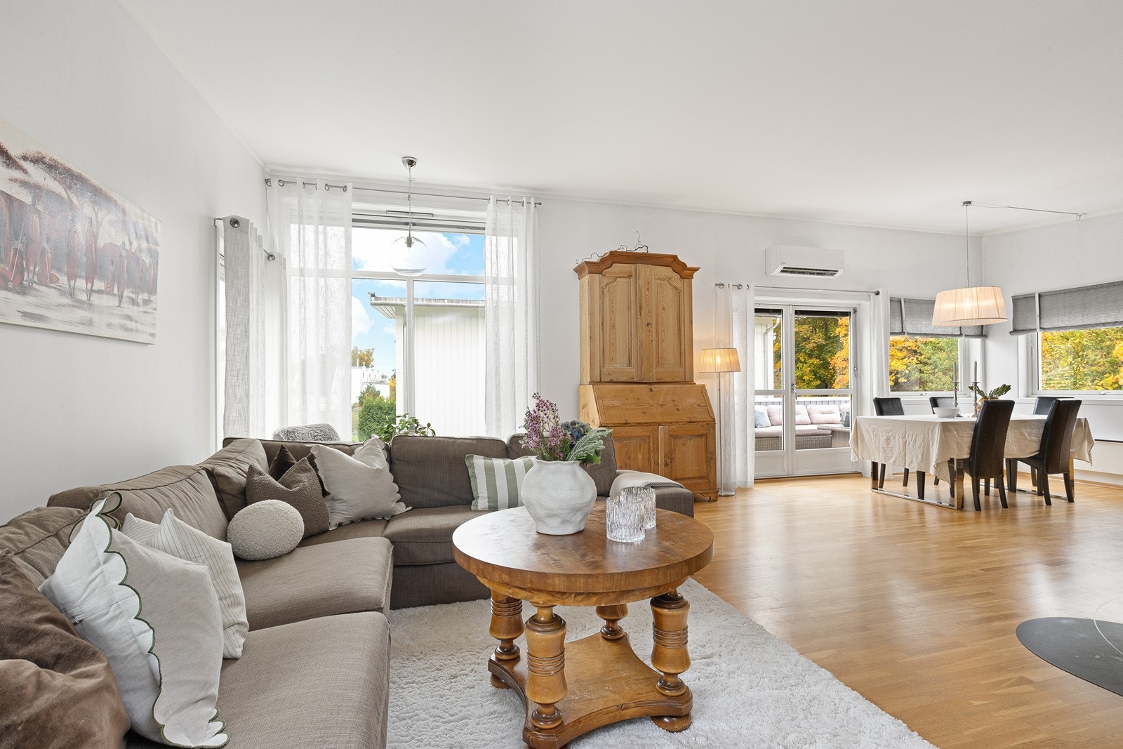 Gode vindusflater og ekstra takhøyde, samt varmepumpe montert over terrassedør. Galleribilde