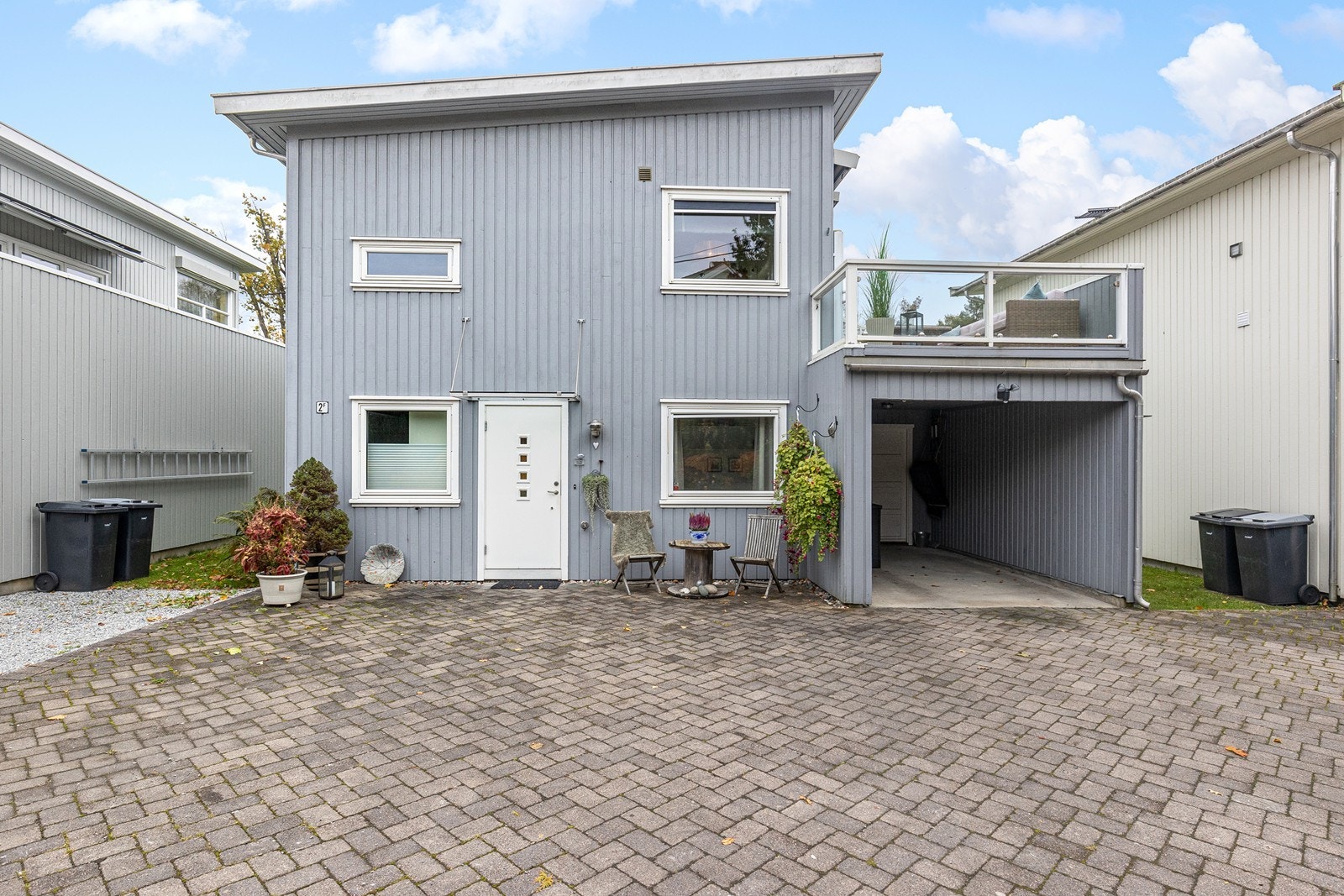 Steinsatt og romslig gårdsplass med parkering til flere biler. Galleribilde