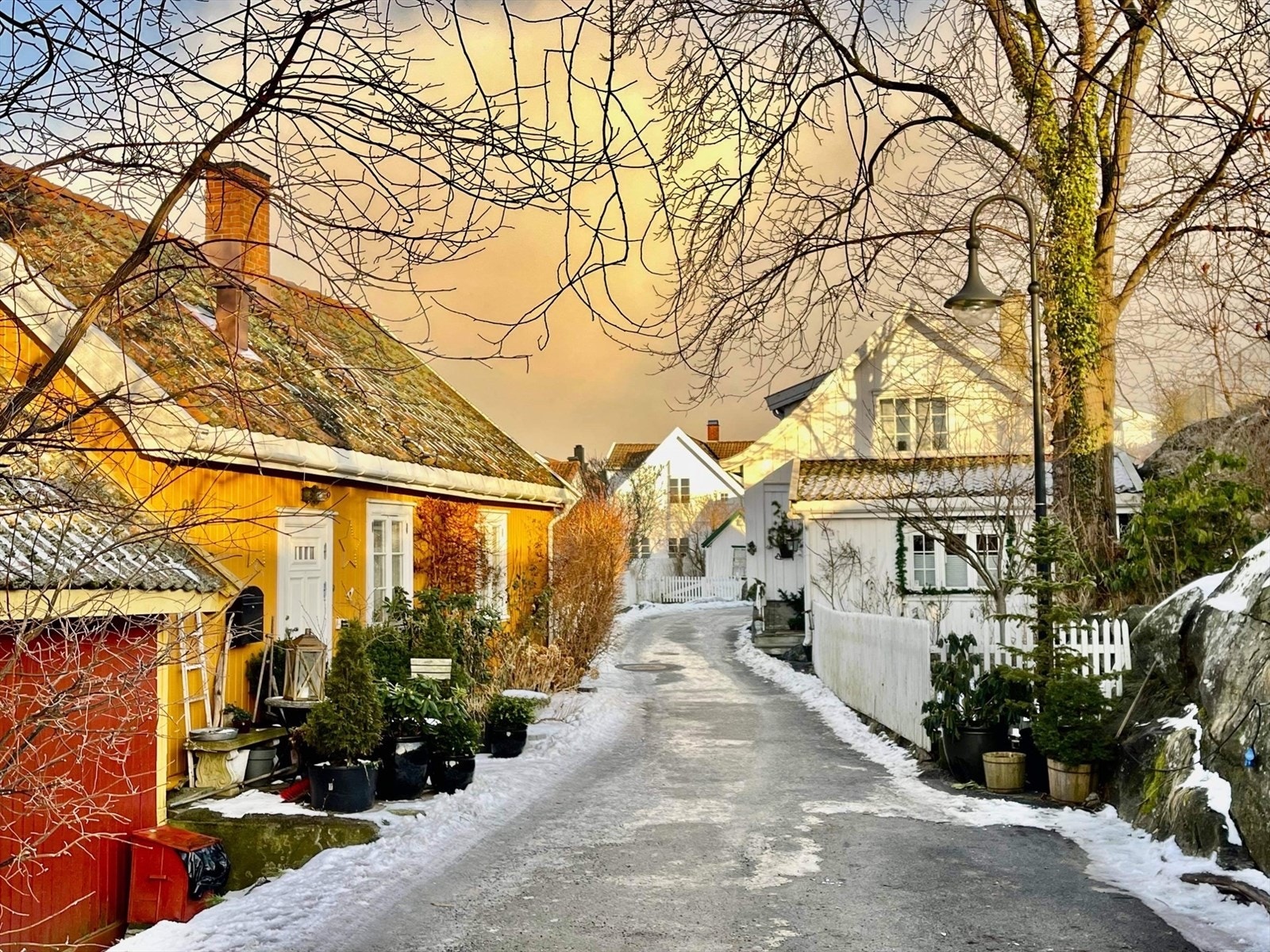 Det er gangavstand fra eiendommen til Drøbak sentrum, blant annet via idylliske sentrumsgater. Galleribilde