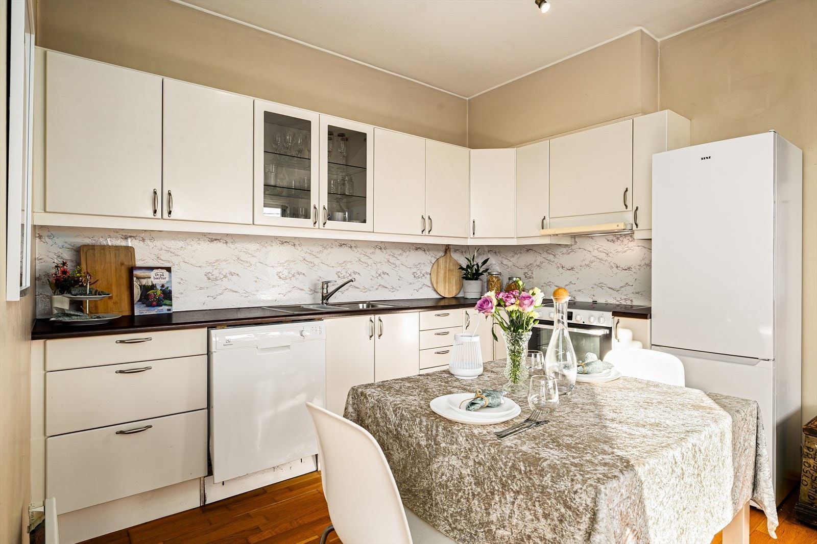 Godt med skap og benkeplass på kjøkken. Galleribilde