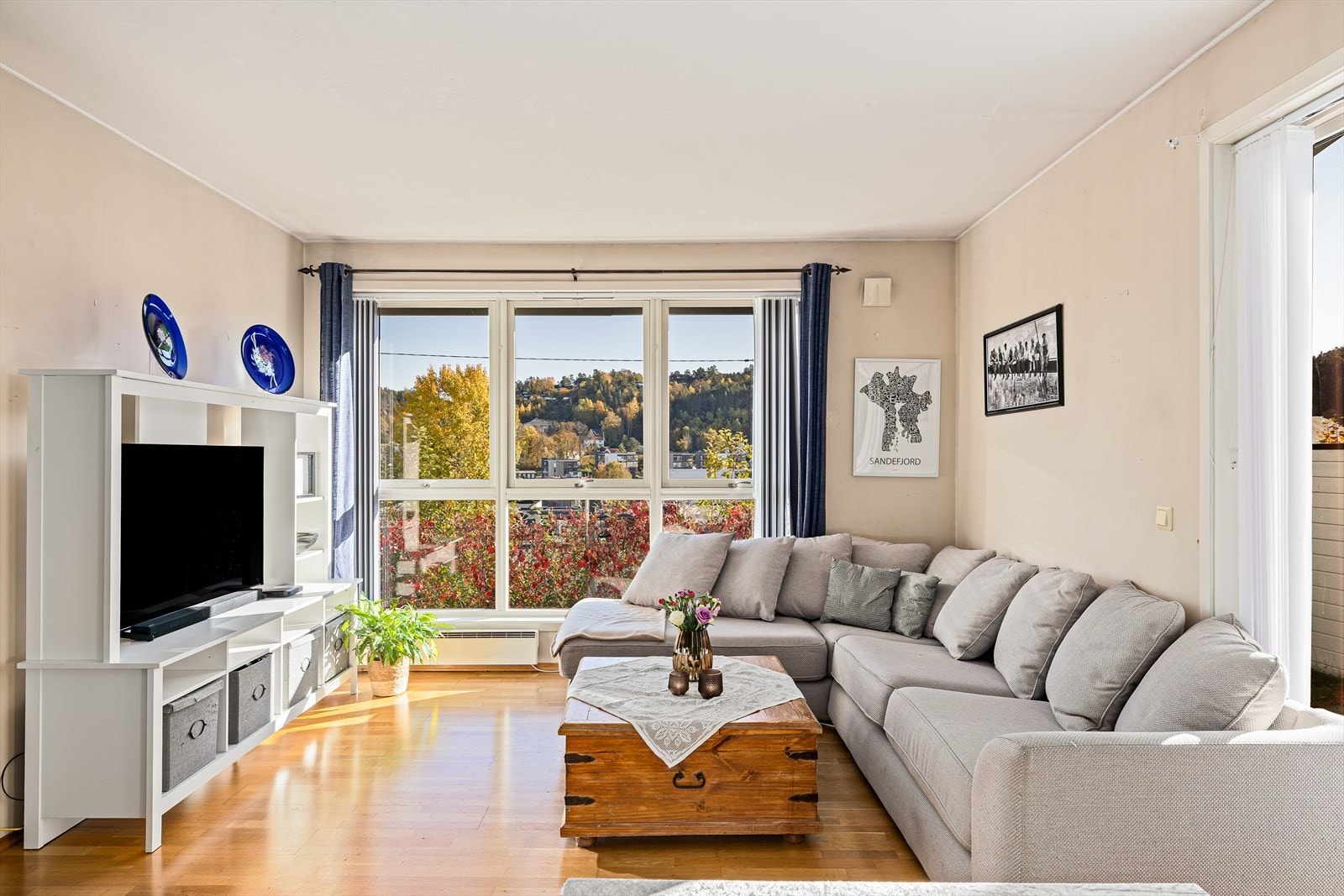 Stue med store vindusflater. Utgang til terrasse. Galleribilde