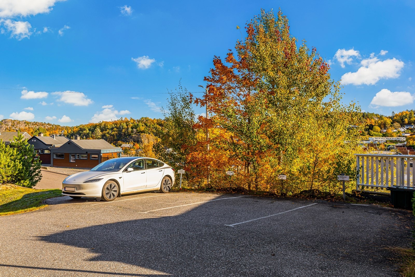 Boligen disponerer 2 stk oppstillingsplasser. Galleribilde