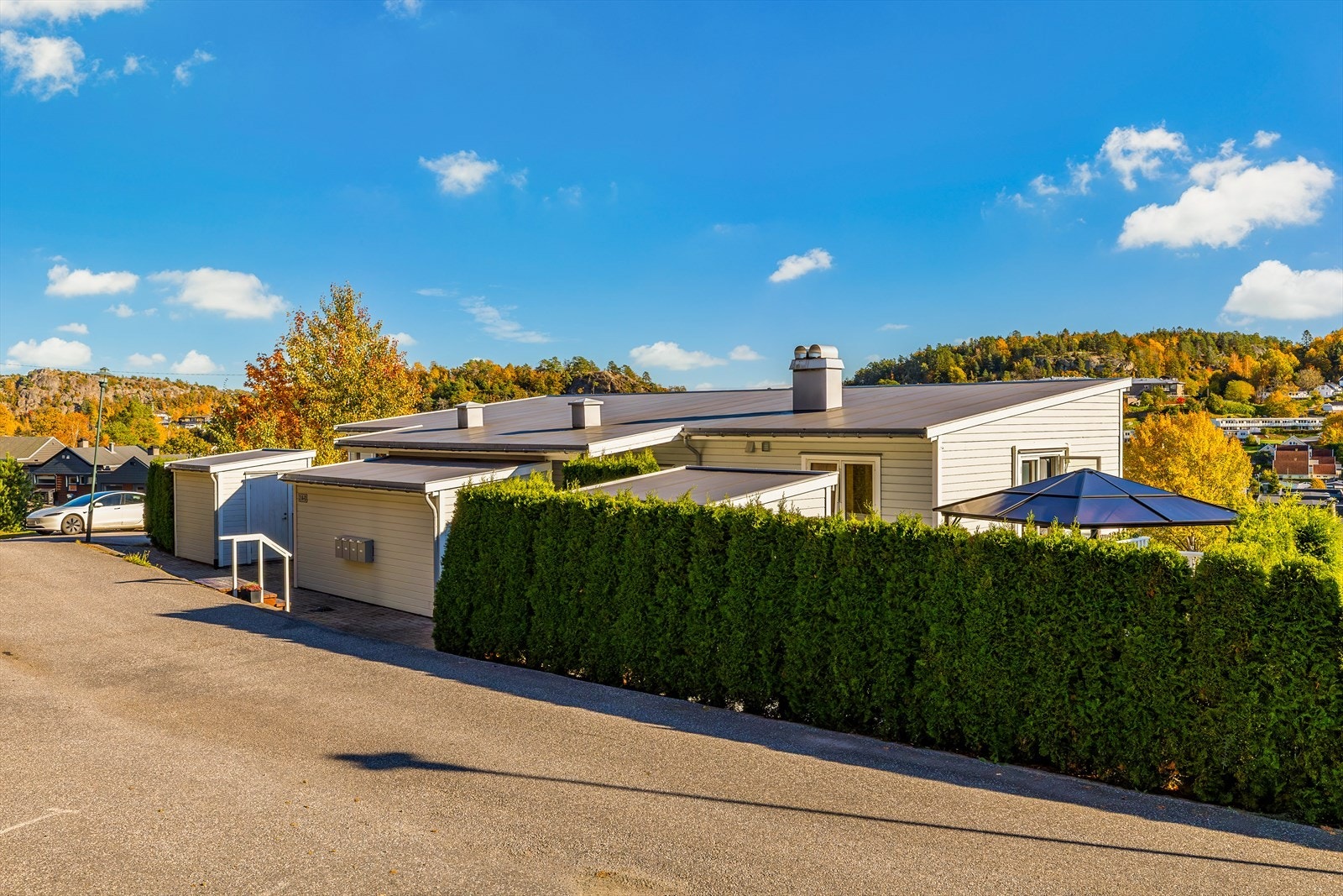 Beliggenheten med utvendig sportsbod v/inngangspartiet oppe ved adkomsten Galleribilde