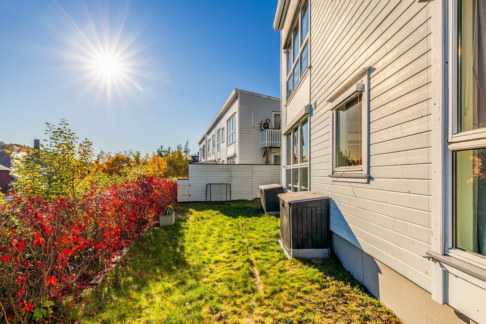 Solrik og usjenert uteplass. Galleribilde