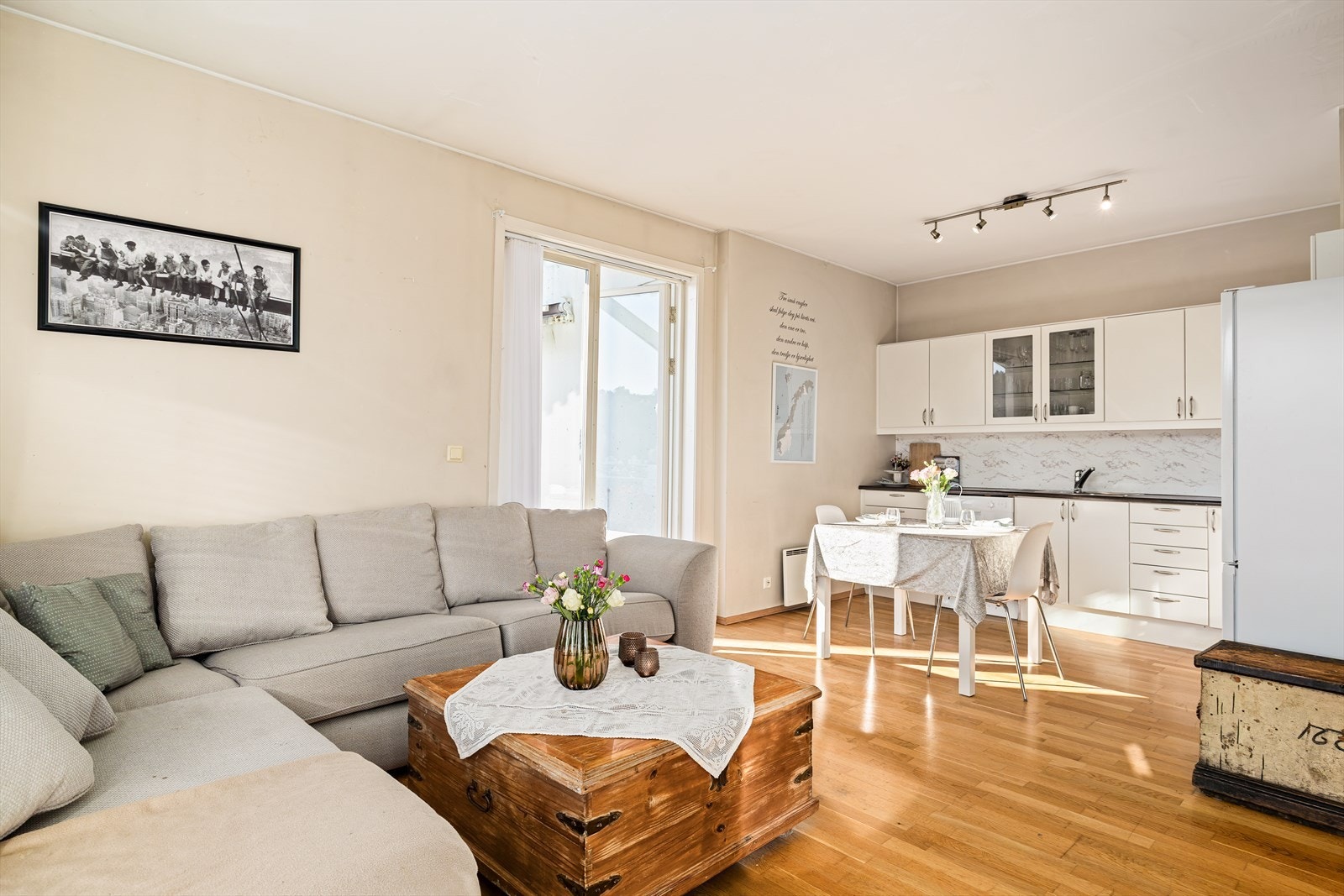 Stue og åpen kjøkkenløsning med adkomst til terrasse/uteplass. Galleribilde