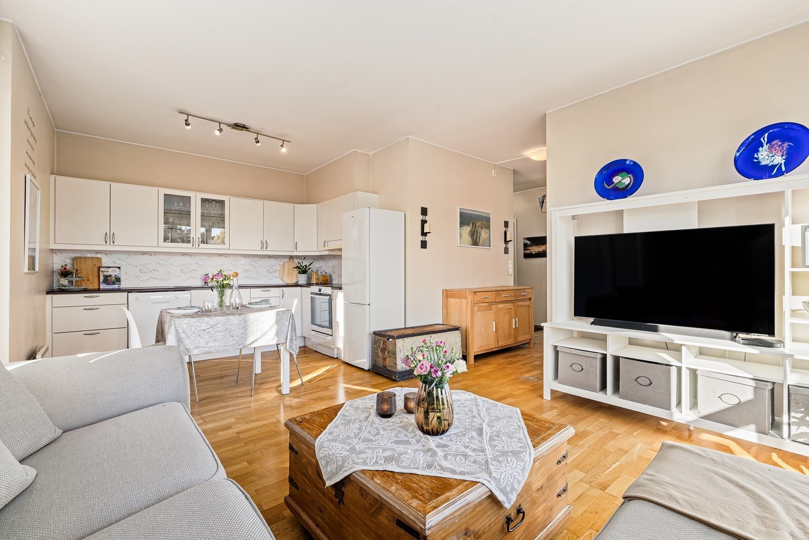 Stue og åpen kjøkkenløsning. Galleribilde