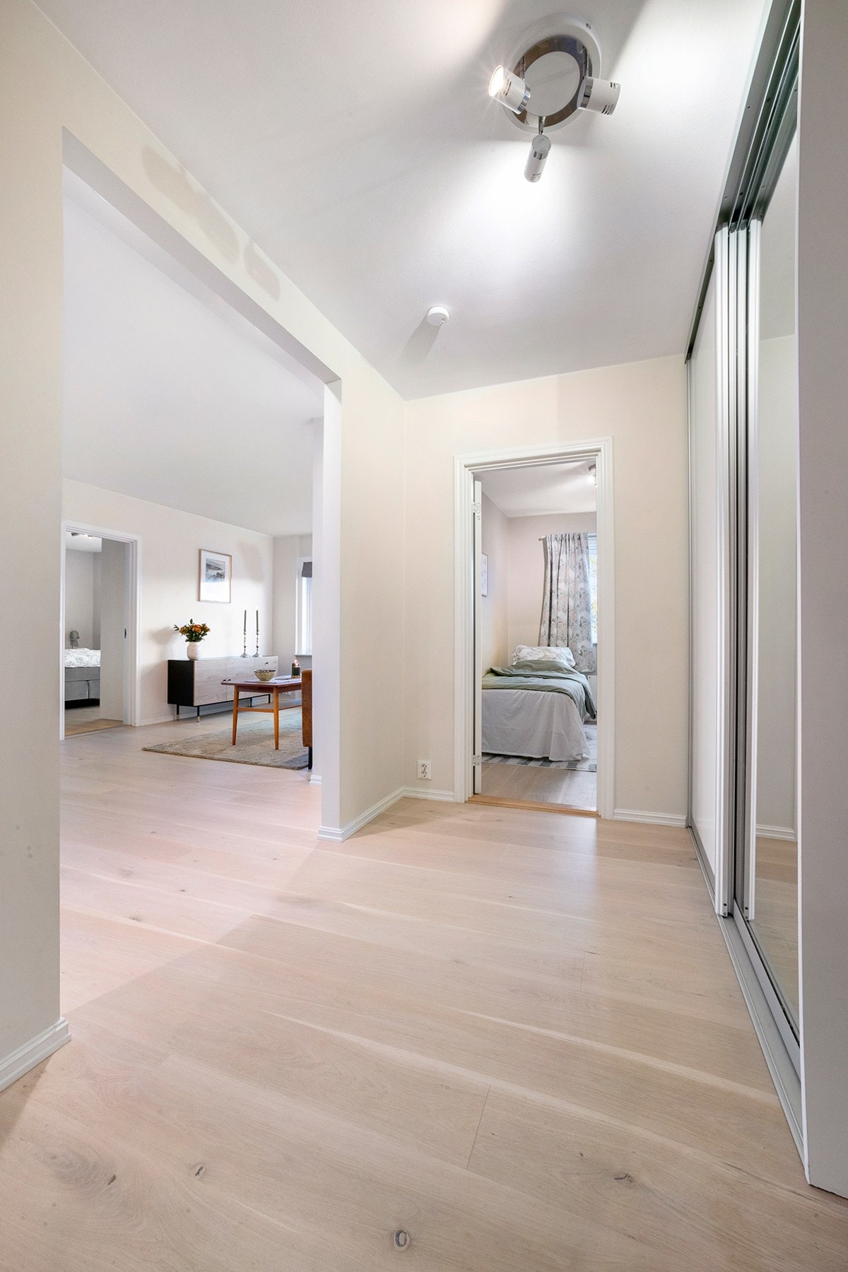 Romslig entré med praktisk skyvedørsgarderobe - her har du godt med plass til å henge fra deg yttertøy og sette fra deg sko. Galleribilde