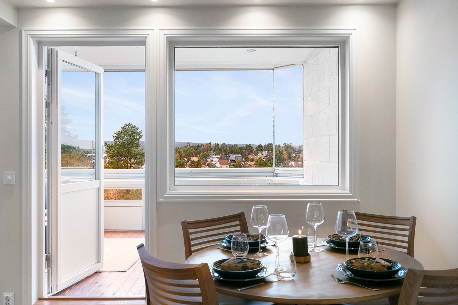 Det er store vindusflater i leiligheten som slipper inn rikelig med naturlig lys. Galleribilde