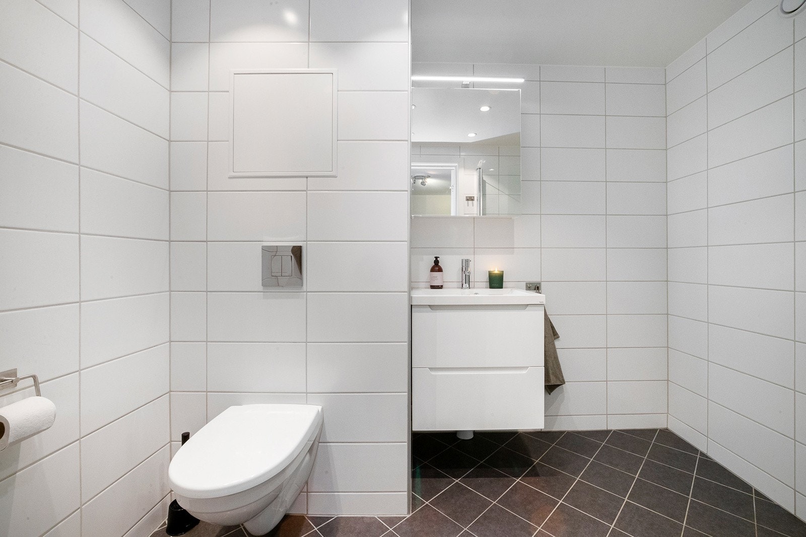 Flislagt bad med innfelte downlights og varme i gulv. Galleribilde