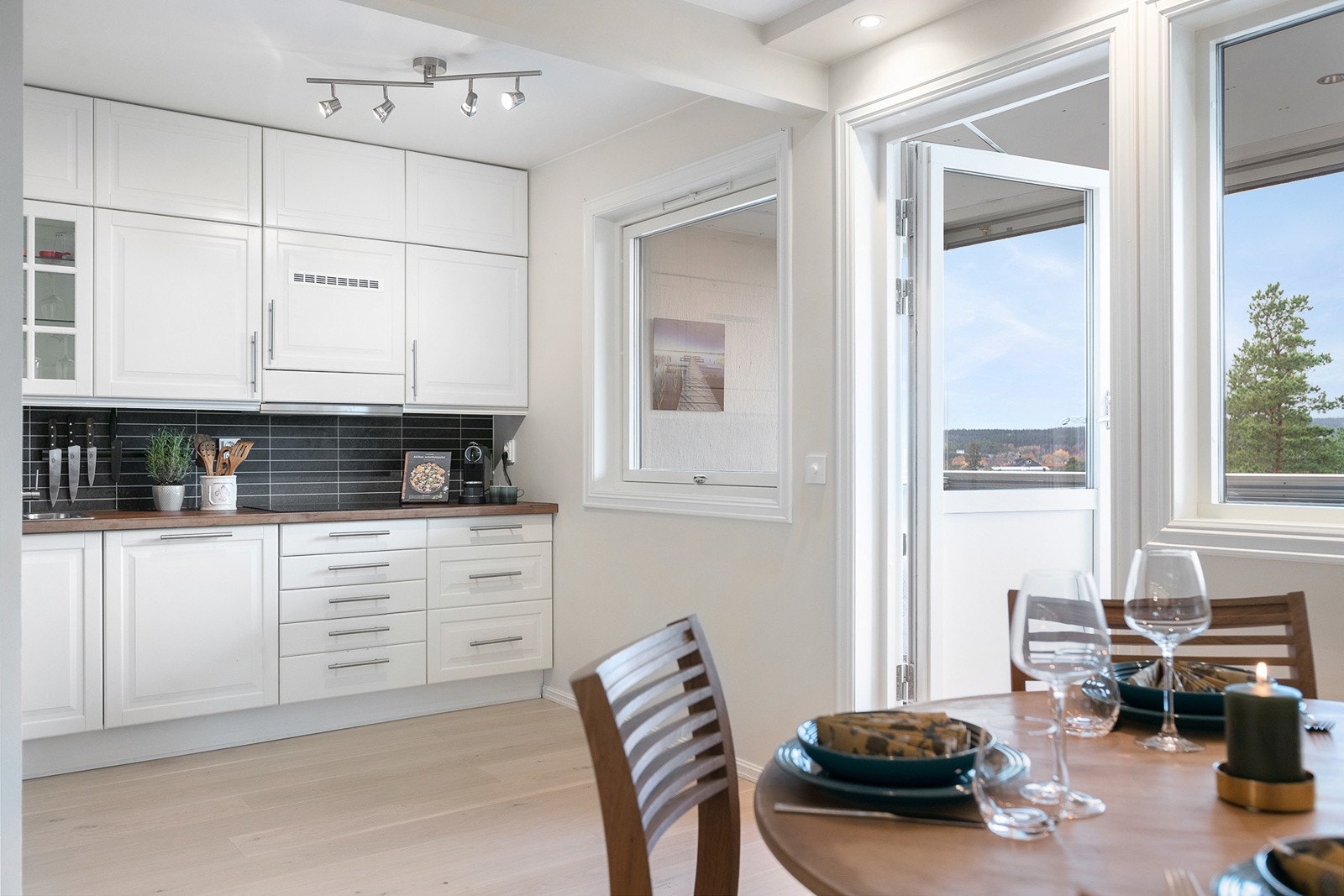 Direkte adkomst fra kjøkken/åpen stueløsning til balkongen. Galleribilde