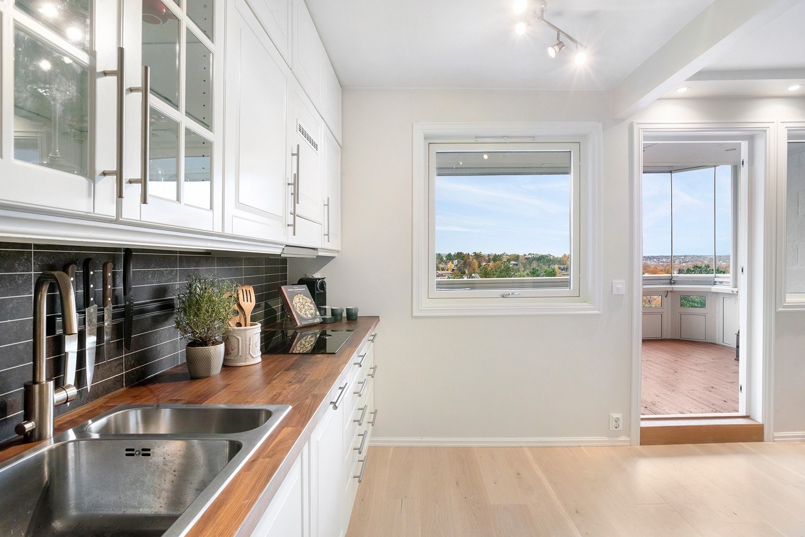 Kjøkkenet ligger i en åpen løsning mot stuen, men er delvis avskjermet med plassering og utforming som gir en lun og mer avgrenset atmosfære. Galleribilde