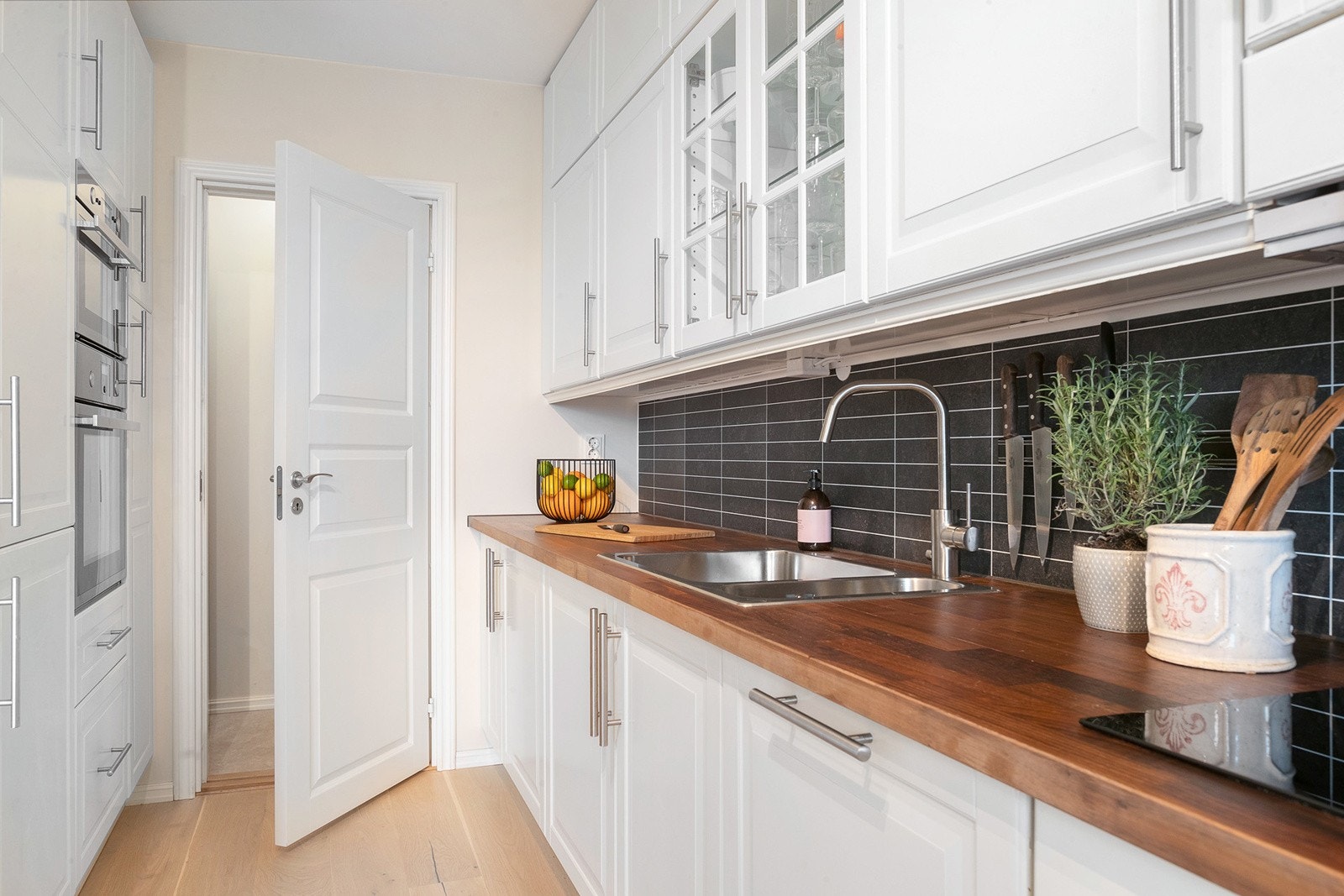 Kjøkkenet har gode oppbevaringsmuligheter og romslig benkeplass. Galleribilde