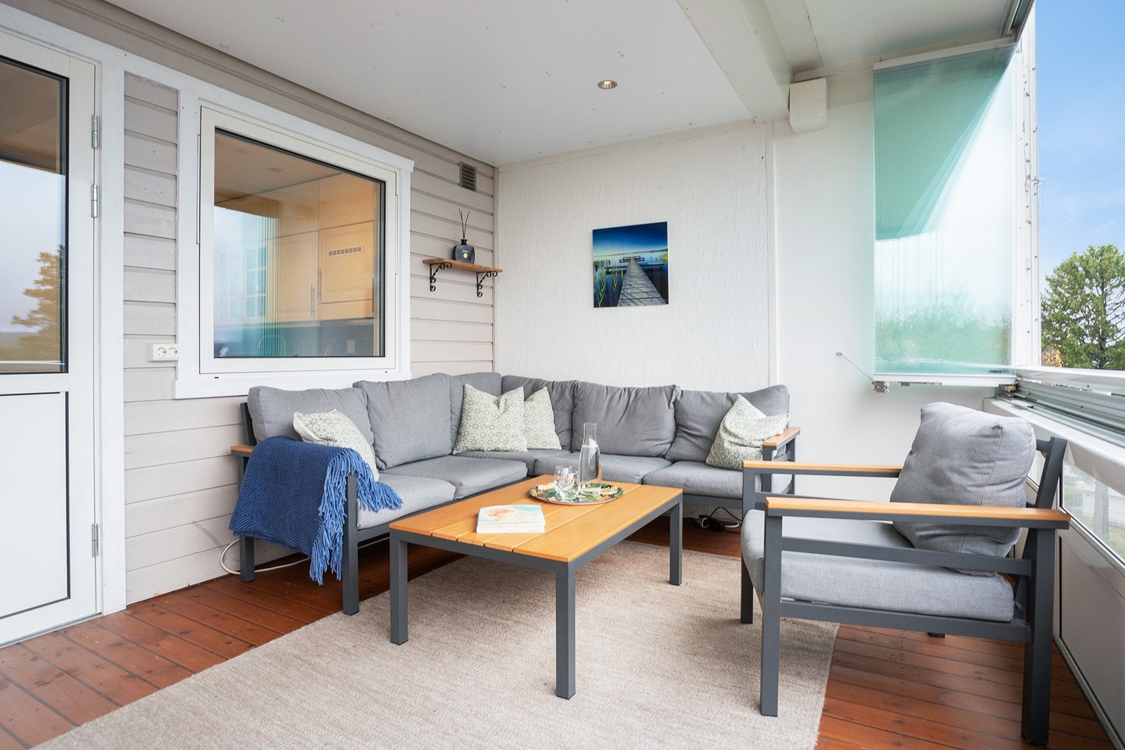 Stor innglasset balkong på 15 kvm med herlig og grønn utsikt. Galleribilde