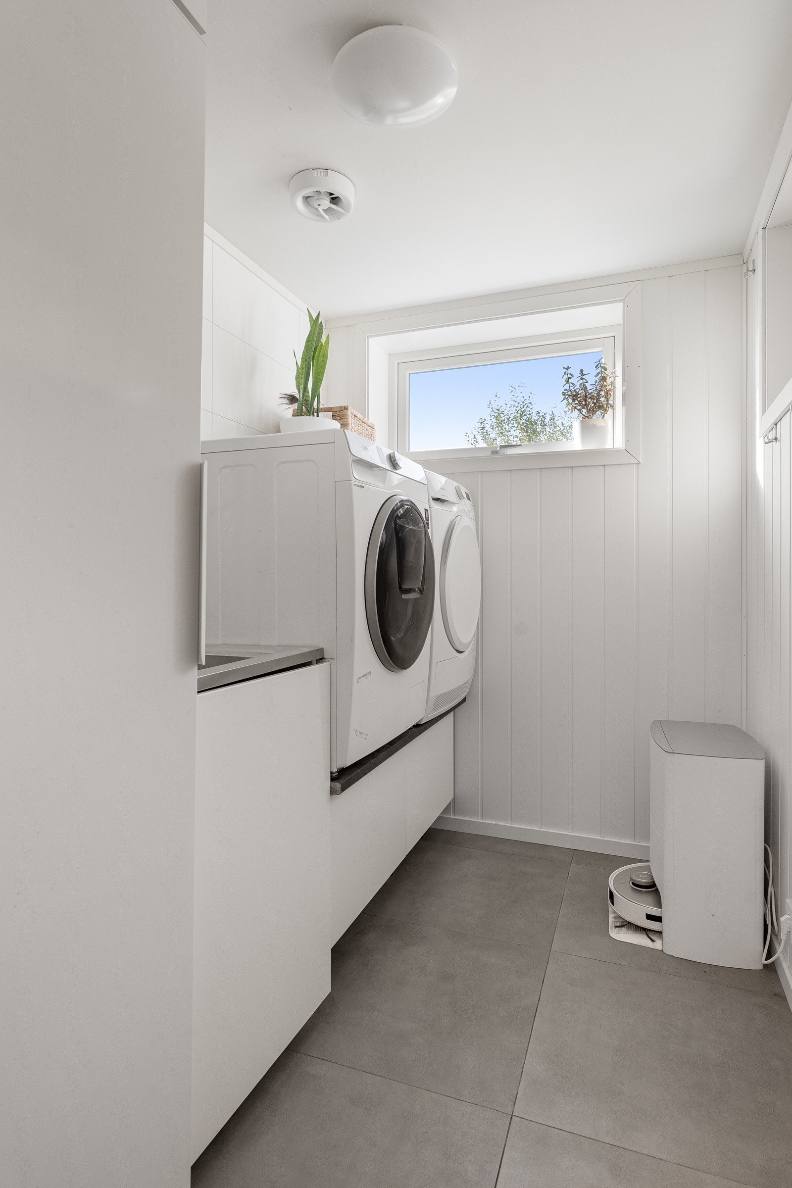 Praktisk utformet vaskerom som er tilrettelagt for en organisert hverdag.