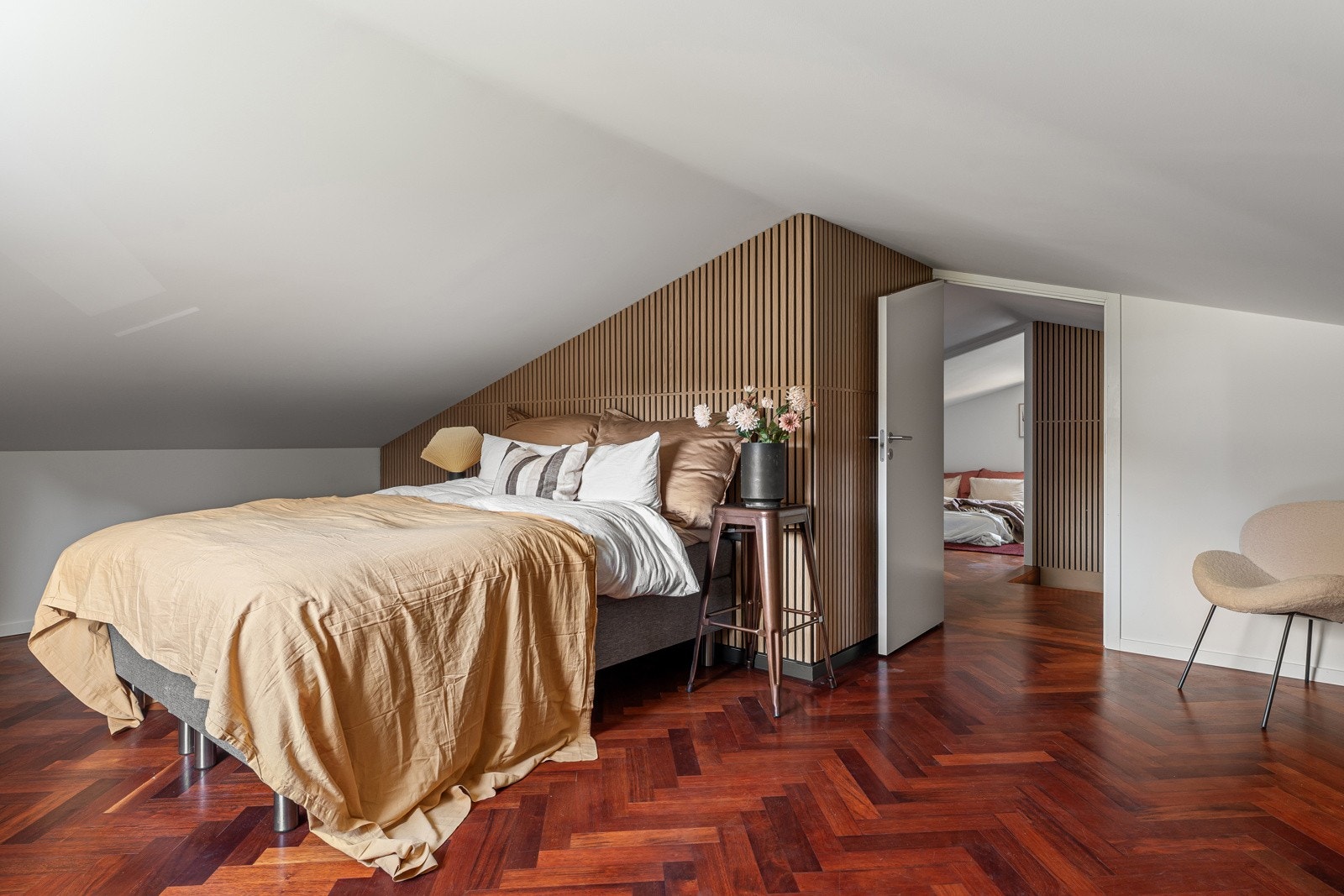 Soverommene i 3.Etasje er av svært god størrelse med plass til det du måtte ønske av soveromsmøblement.