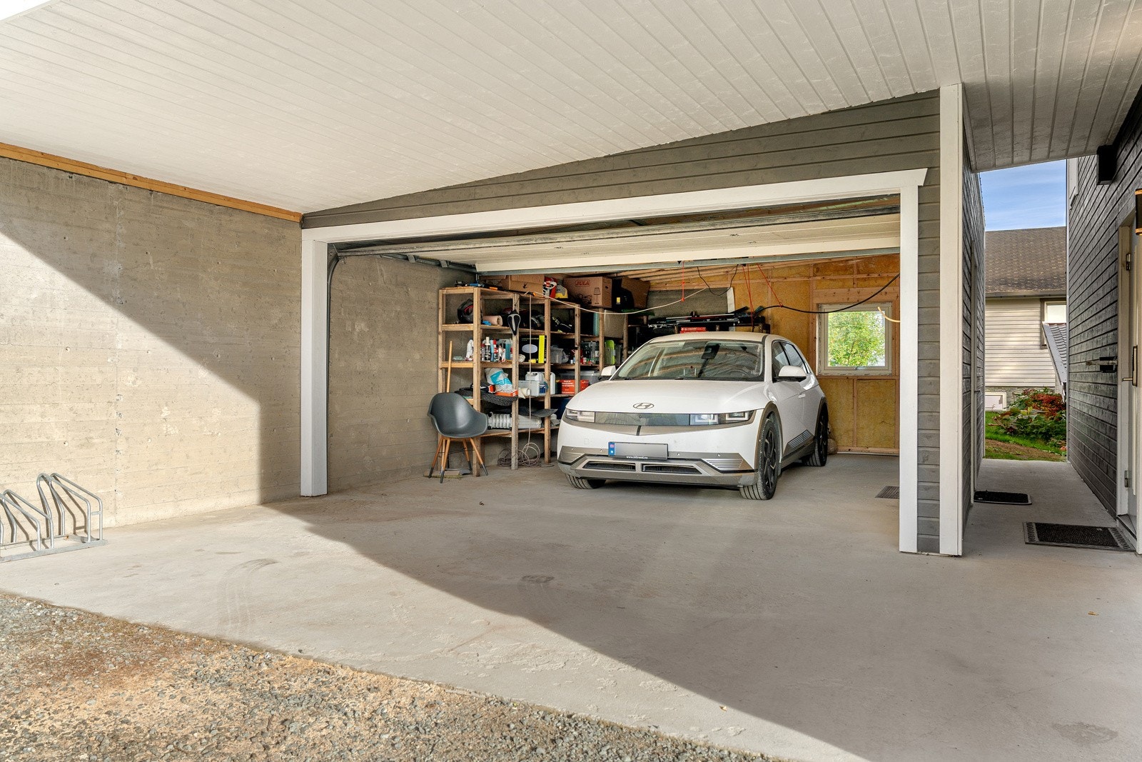 Boligen har 2 garasjer, hvor en er dobbeltgarasje.