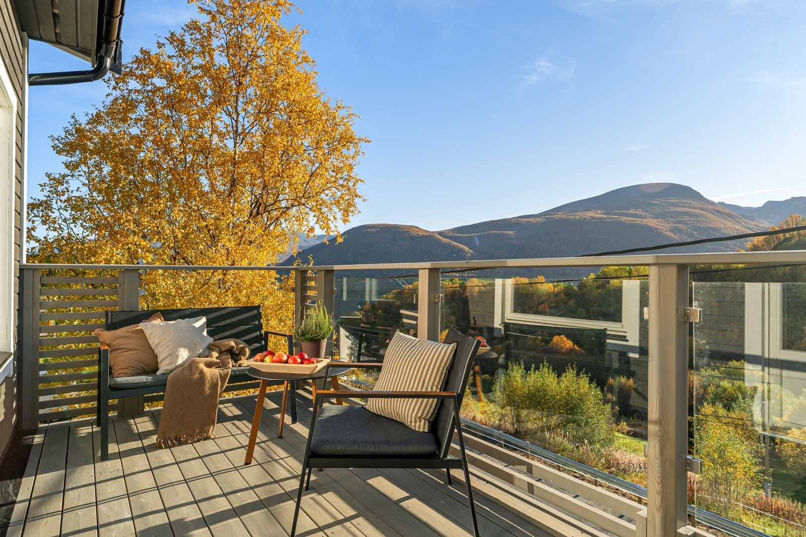 Plass til utemøblement av eget ønske. Her kan du virkelig nyte de flotte omgivelsene på godværsdager!