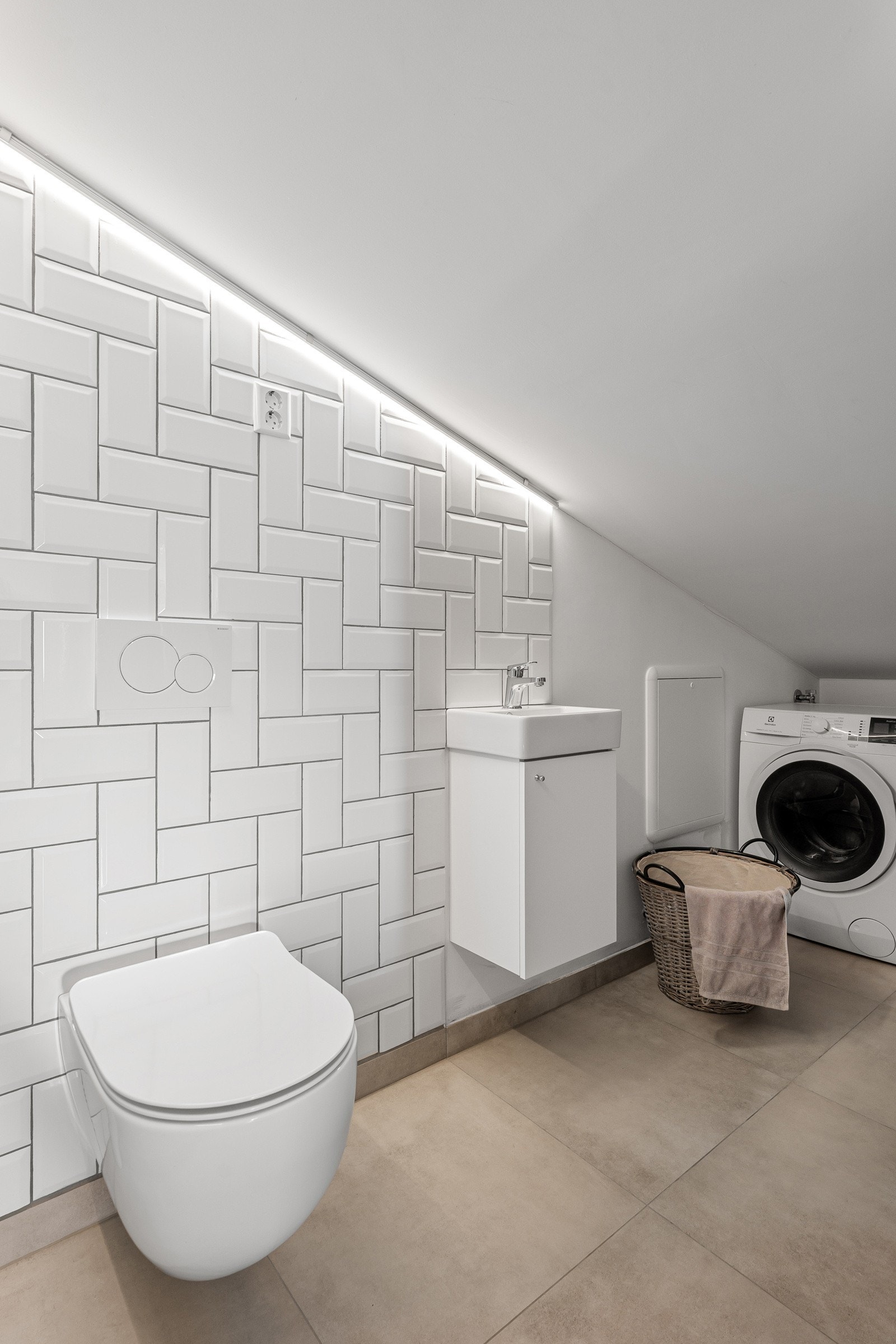 Bad i 3.Etasje er innredet med vegghengt toalett, servant og opplegg til vaskemaskin.