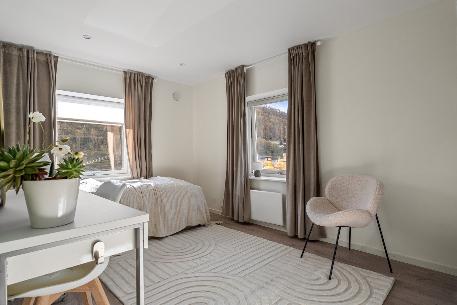 Videre i etasjen finner du 2 godkjente soverom av fin størrelse.