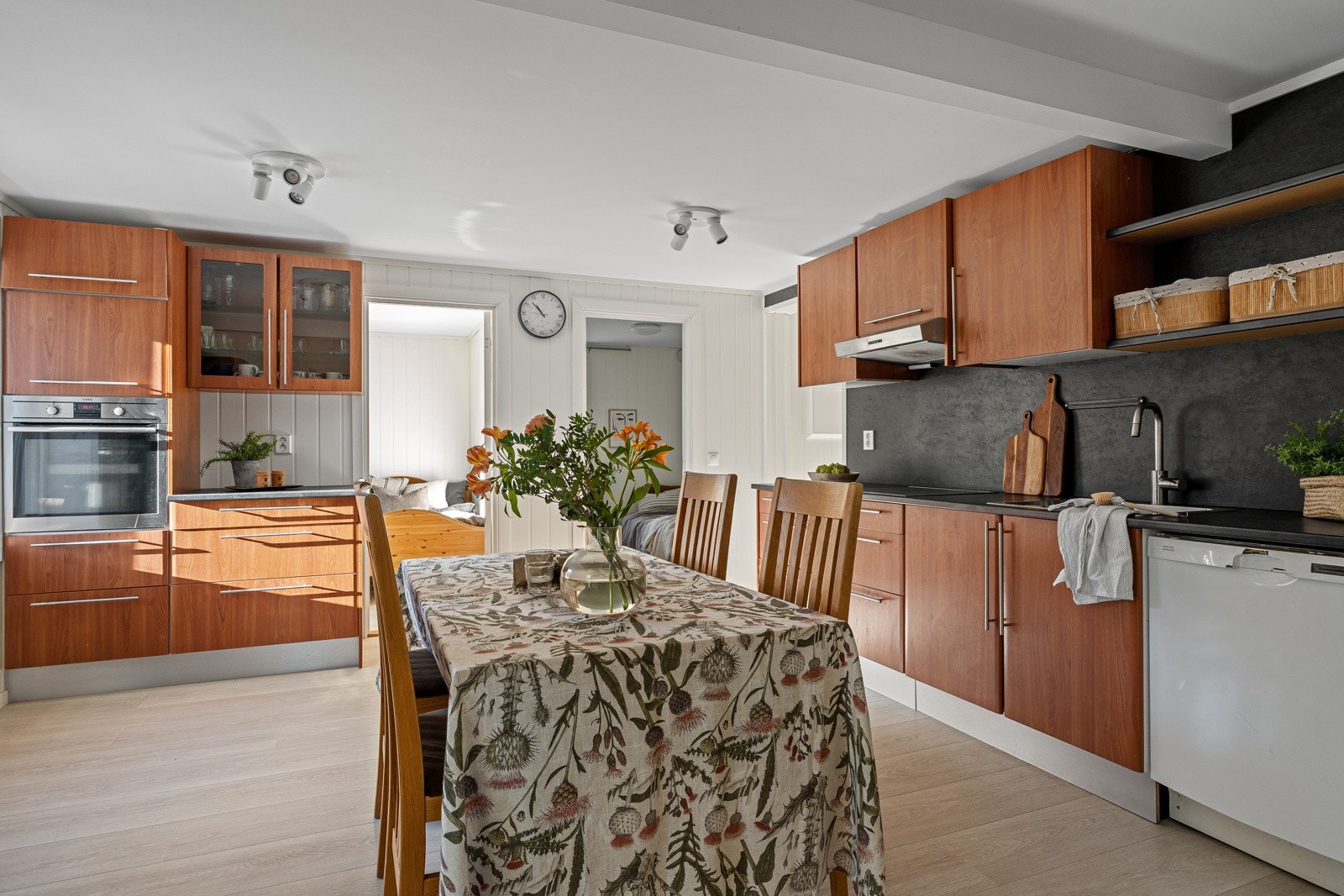 Praktisk kjøkken med god skap- og benkeplass som gir deg praktiske arbeidsforhold.