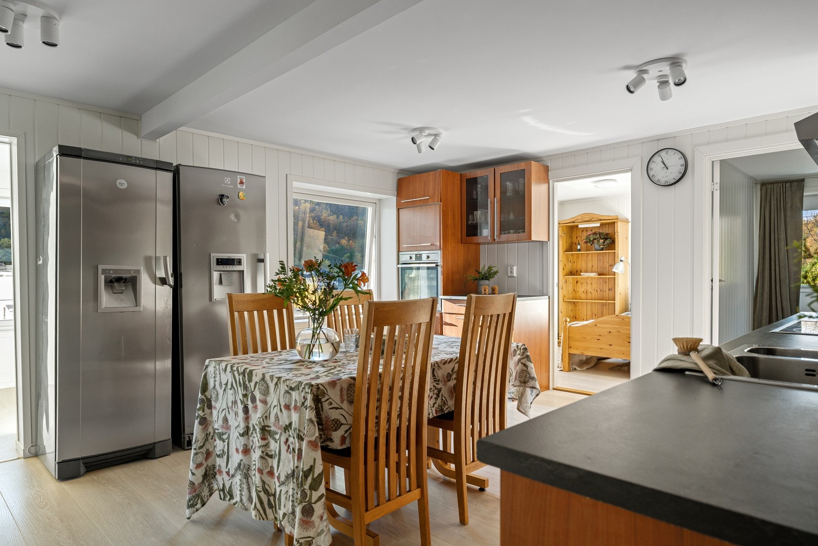 Velkommen opp i 1.Etasje! Sosialt kjøkken med plass til spisebord.