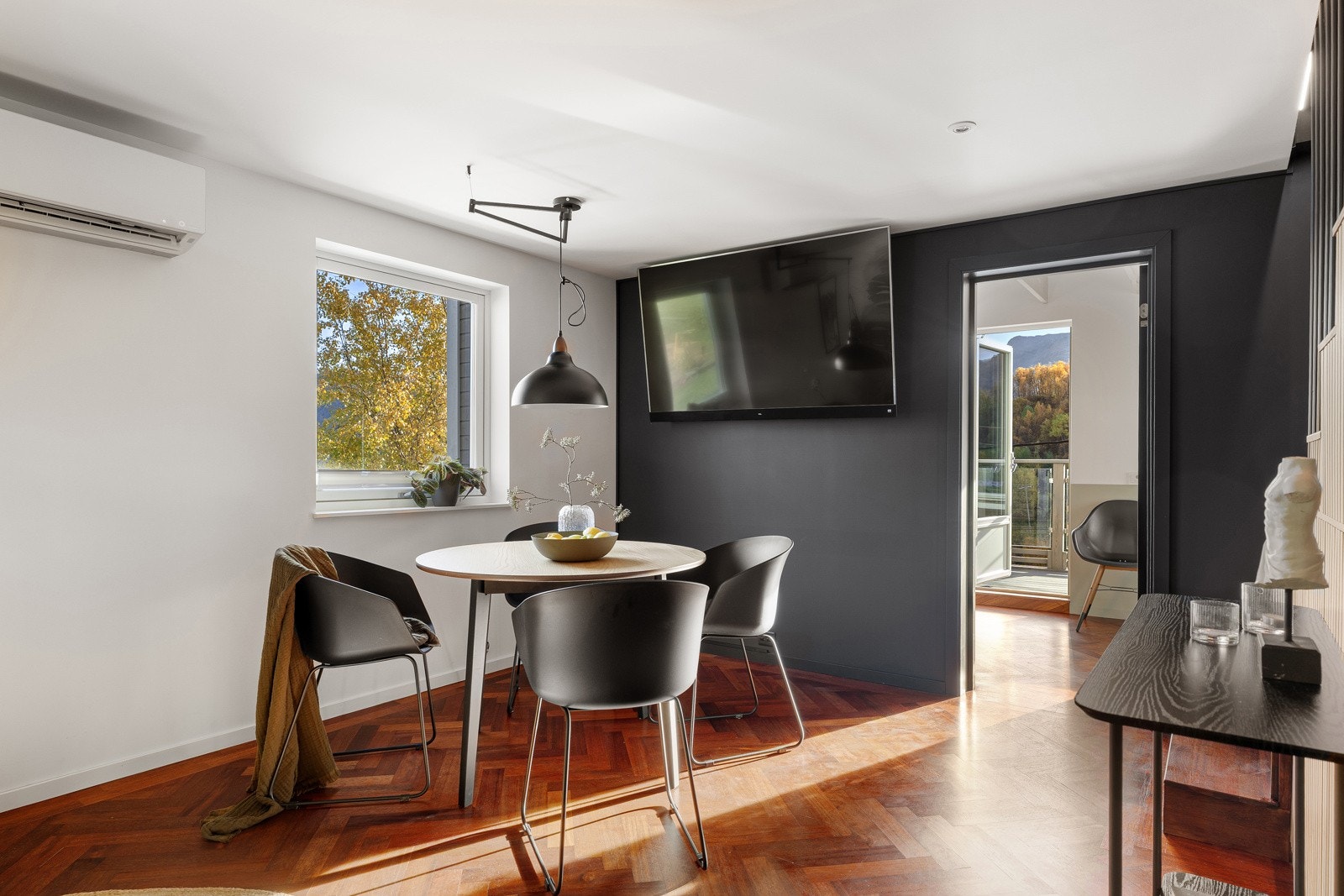 Fra spisestua kommer du videre til en til stue.