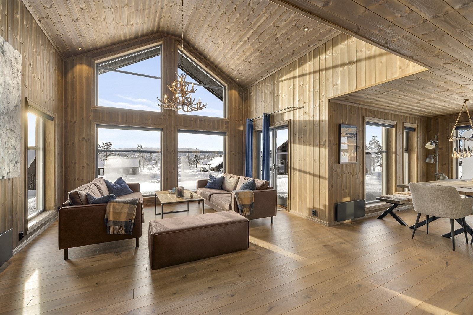 Luftig oppholdsrom med imponerende takhøyde Galleribilde