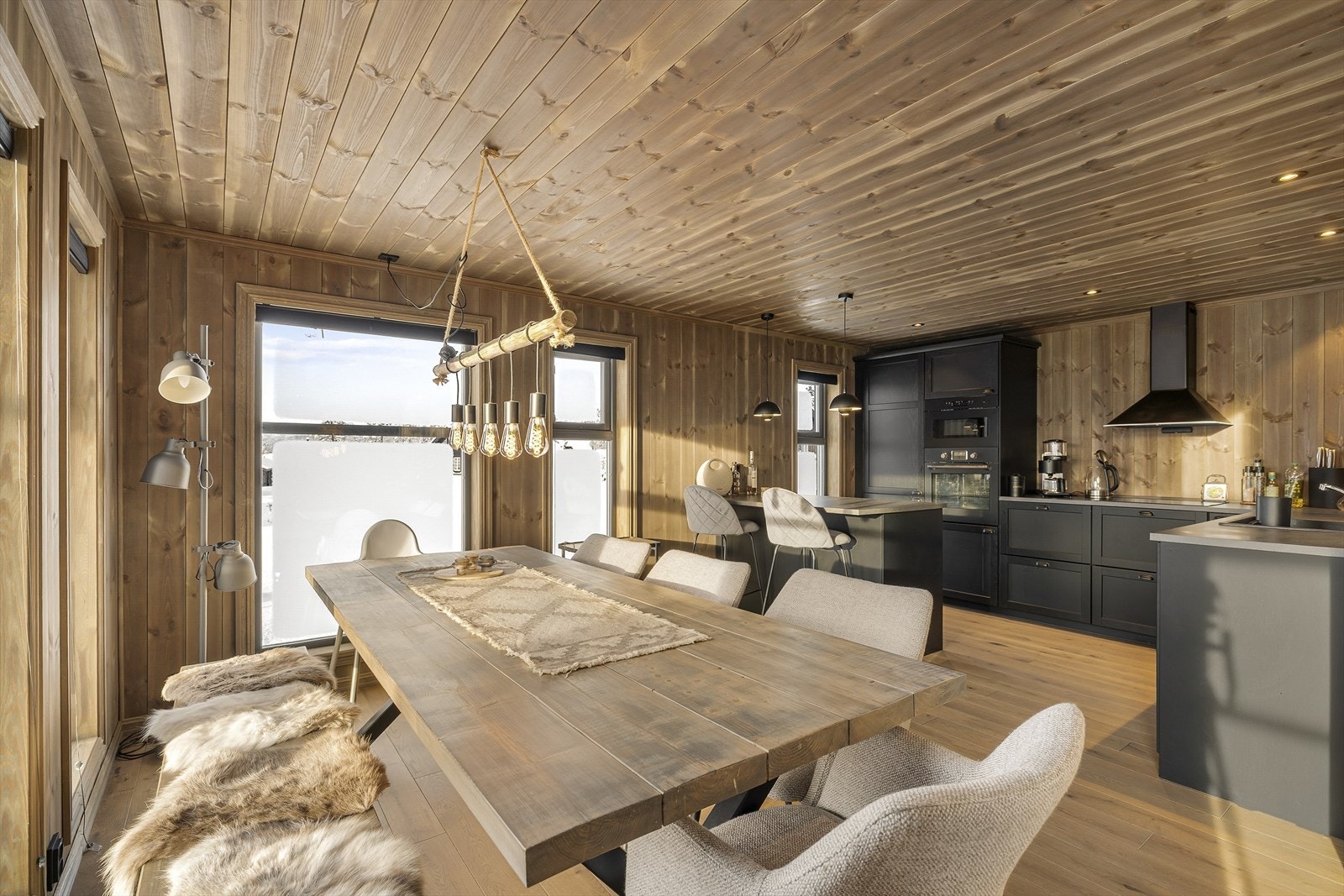 Romslig kjøkken med tilrettelagt plass til stort spisebord Galleribilde