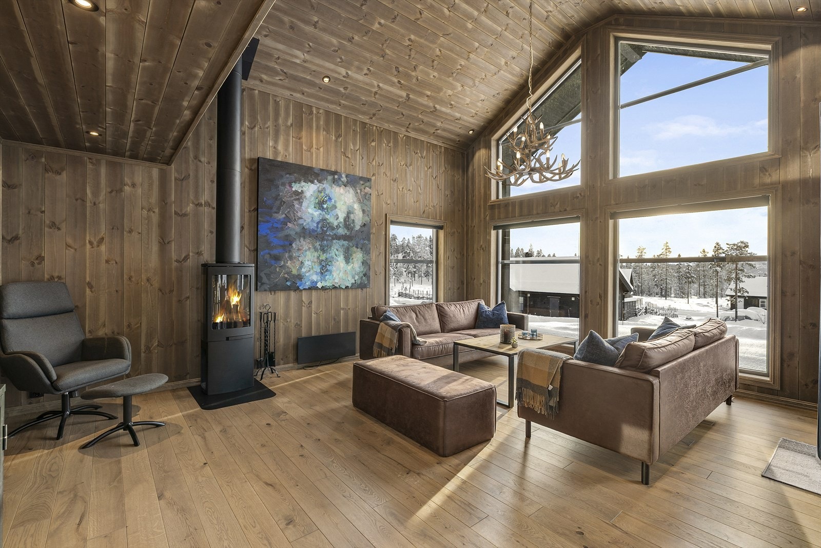 Store vinduer i front med flott utsikt og naturlig lysinnslipp . Hytta har en praktisk planløsning som åpner for flere møbleringsmuligheter Galleribilde