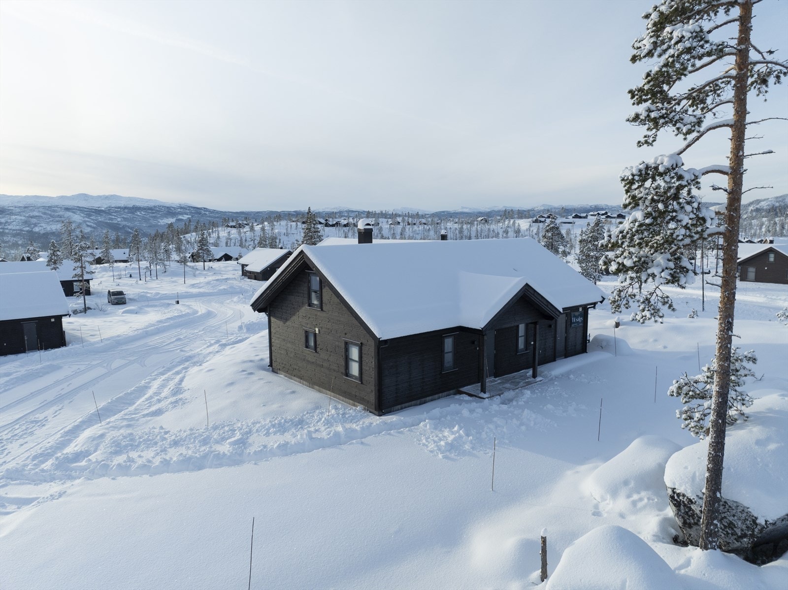 Det overbygde inngangspartiet gir en behagelig ankomst, særlig på vinterstid. Her kan ski og yttertøy tas av i ly, uten at snø trekkes med inn Galleribilde