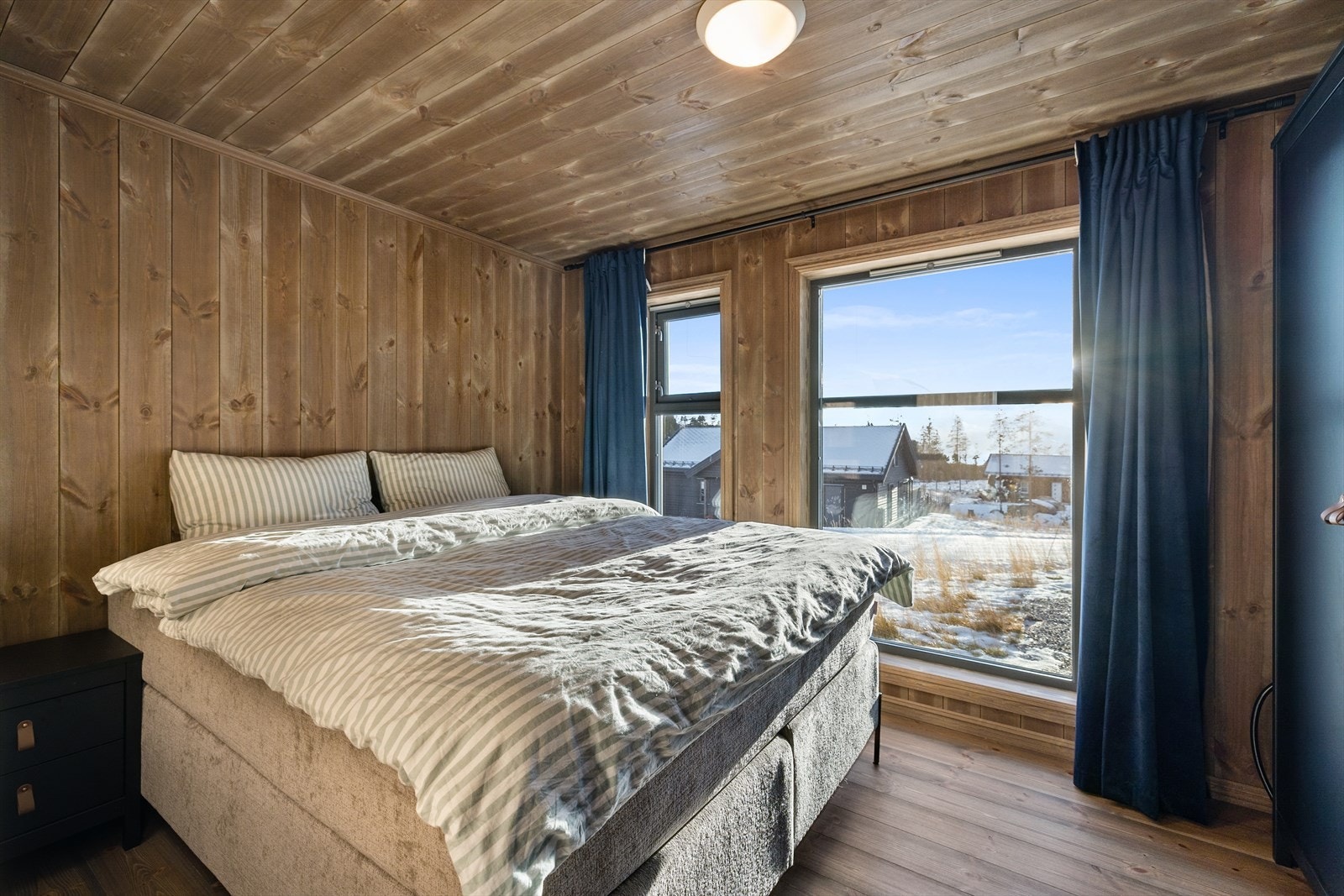 Det er to romslige soverom i 1. etasje hvor begge har plass til dobbeltseng Galleribilde