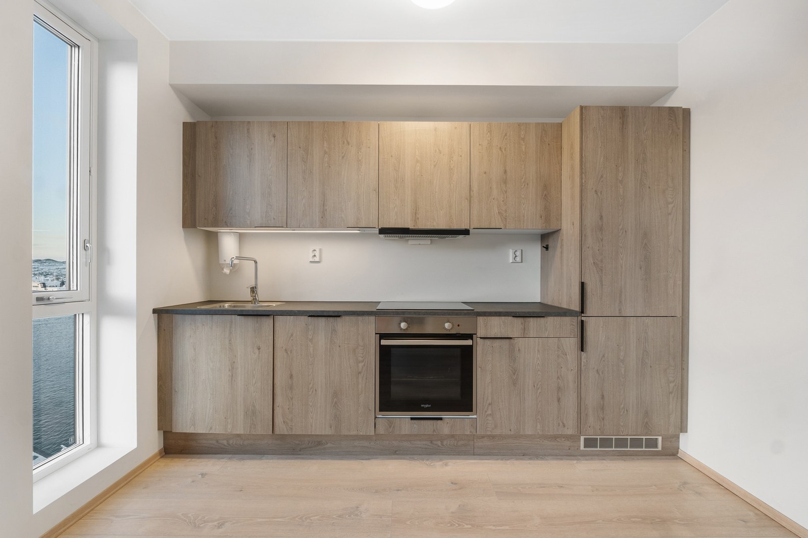 Lekket kjøkken med integrerte hvitevarer. Galleribilde