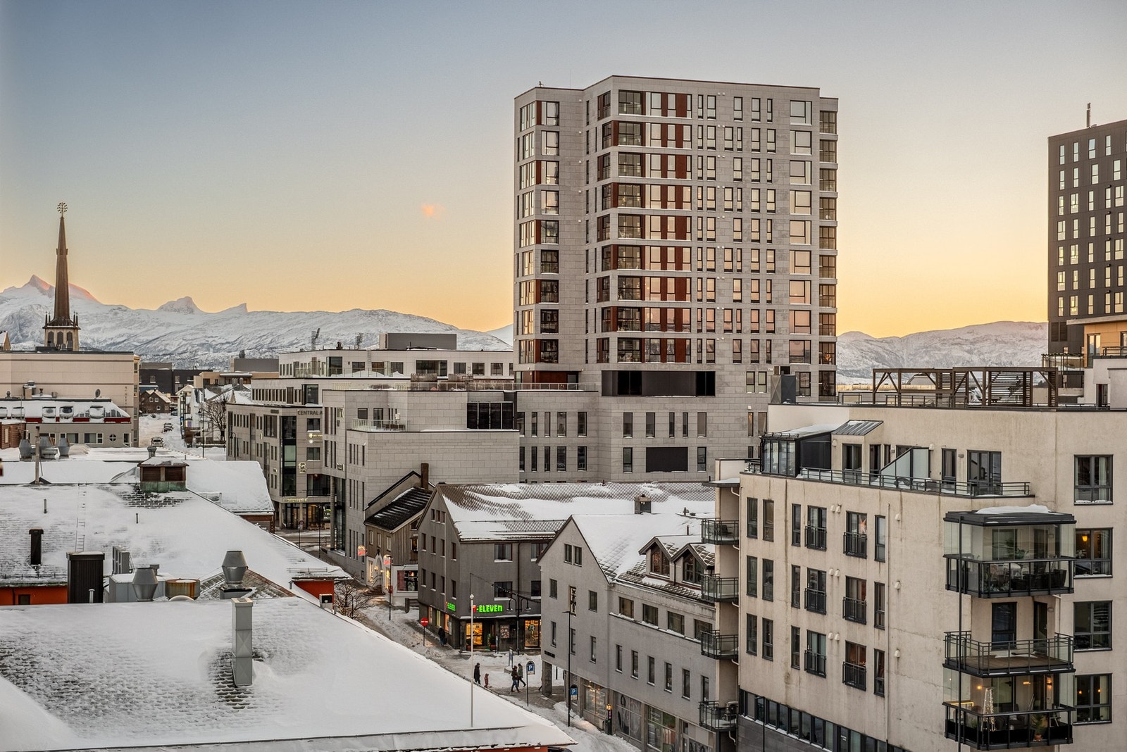 Leiligheten ligger i byggets nest øverste etasje mot vest - enkel adkomst med heis i bygget. Galleribilde
