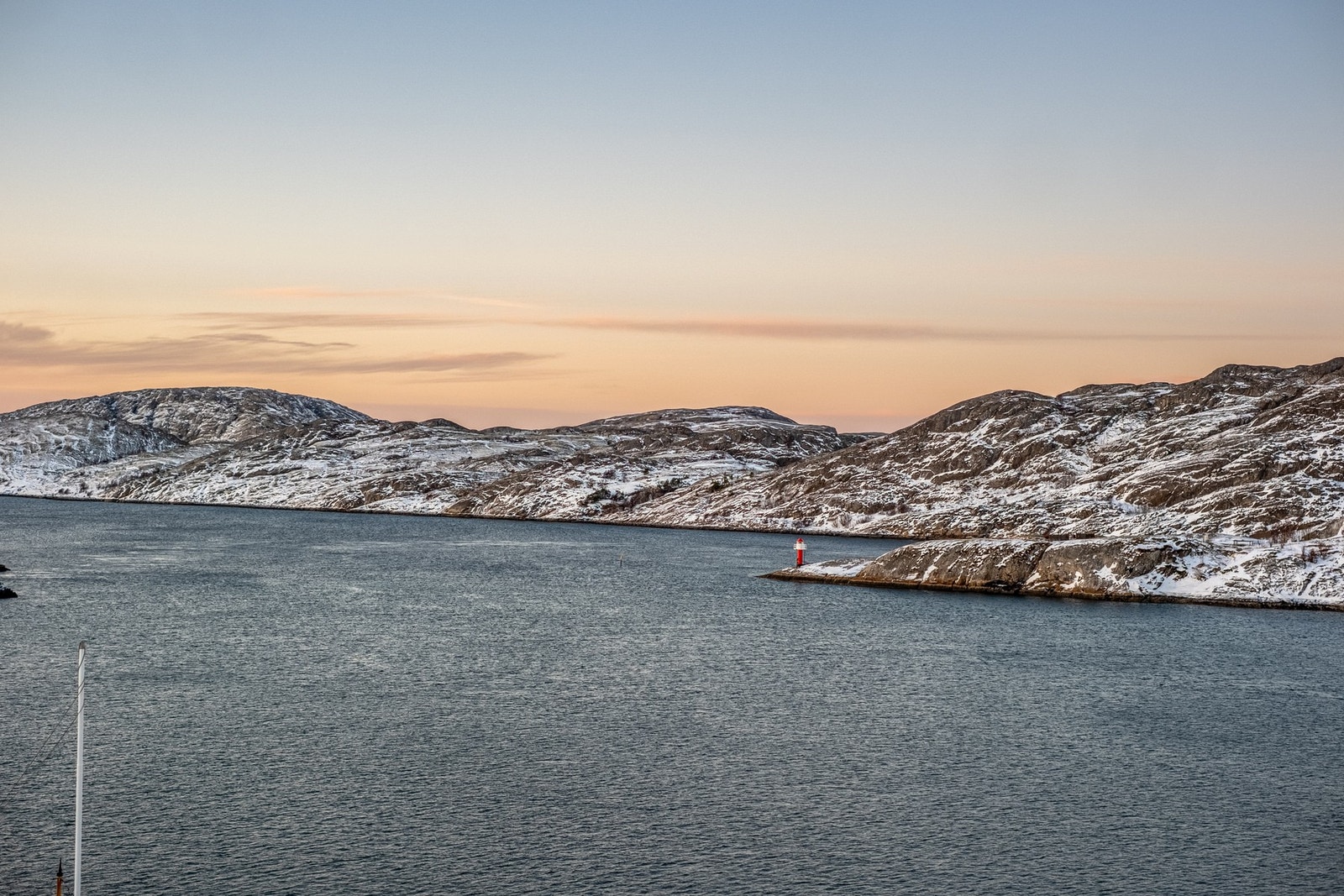 Herfra har man en nydelig utsikt mot vest og innseilingen. Galleribilde
