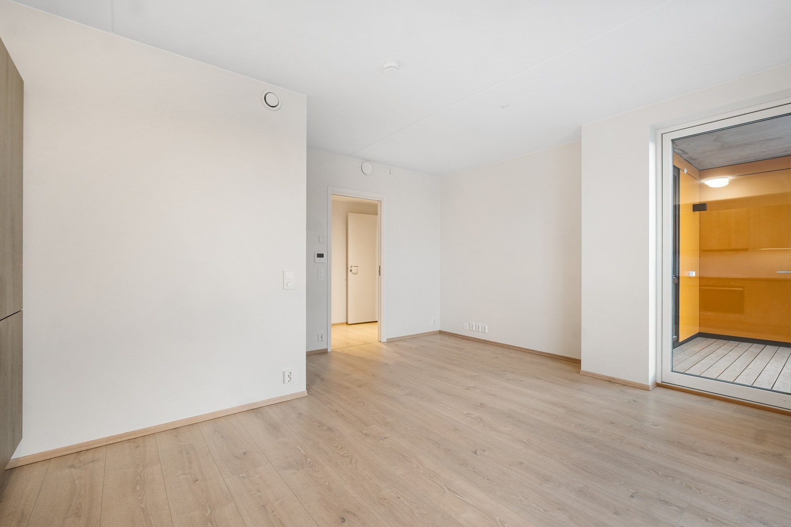 Fra stuen er det utgang til en vestvendt innglasset balkong. Galleribilde