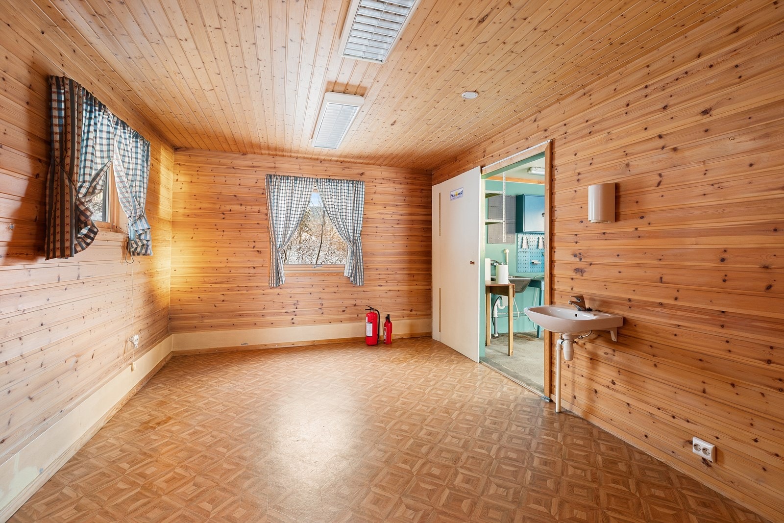 Yttervegger av bindingsverk med innvendig platekledning og
trepanel, isolasjon, og utvendig med asfaltplater, papp, og bordkledning Galleribilde